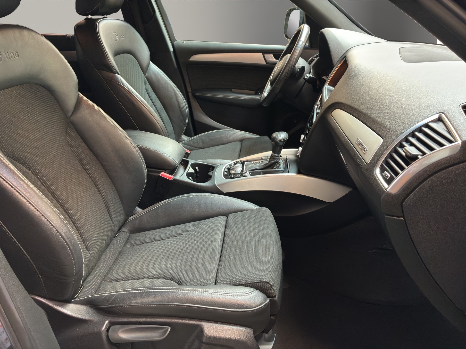 AUDI Q5 2.0 TDI quattro S-tronic-image-9