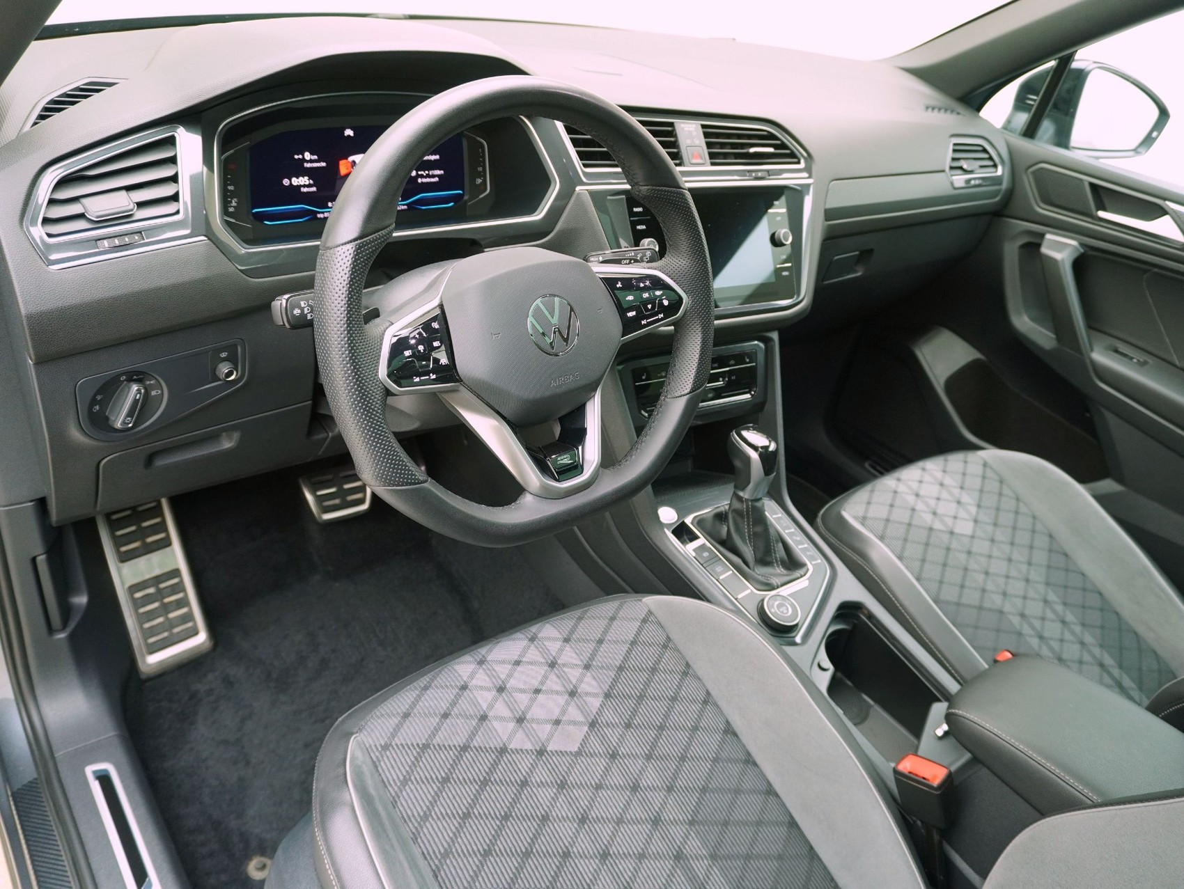 VW Tiguan Allspace 2.0 TSI DSG R-Line Black Style 4Motion-image-10