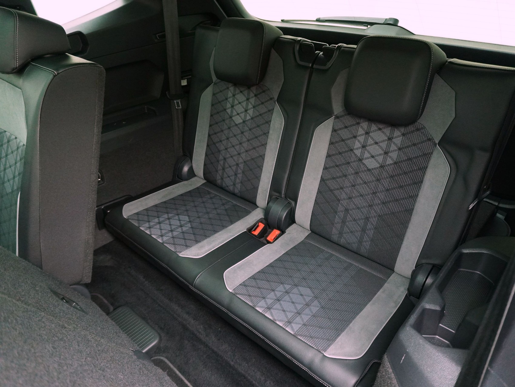 VW Tiguan Allspace 2.0 TSI DSG R-Line Black Style 4Motion-image-13