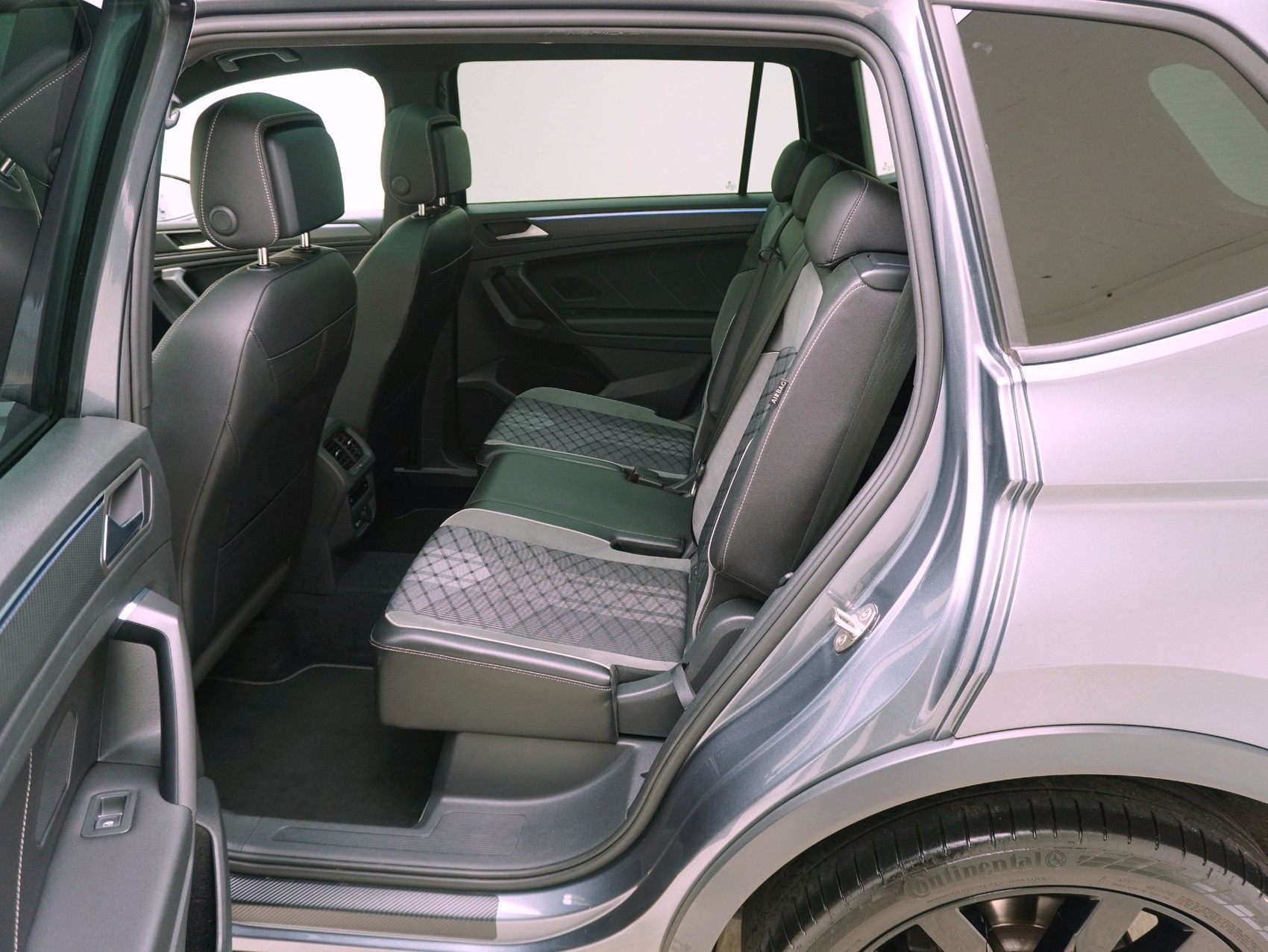 VW Tiguan Allspace 2.0 TSI DSG R-Line Black Style 4Motion-image-11