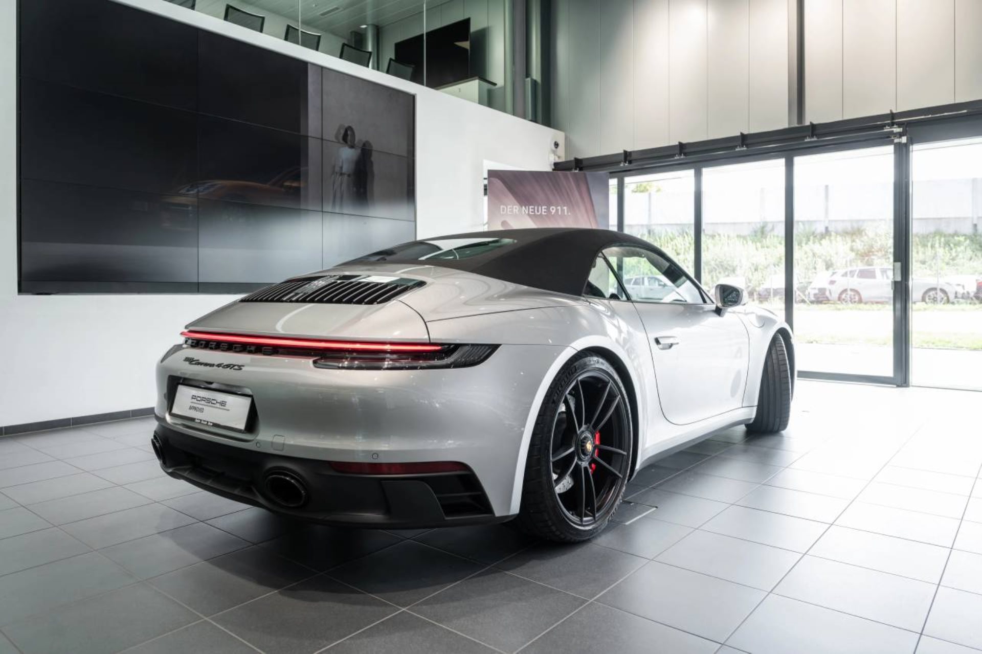 PORSCHE 911 Carrera 4 GTS Cabriolet-image-12