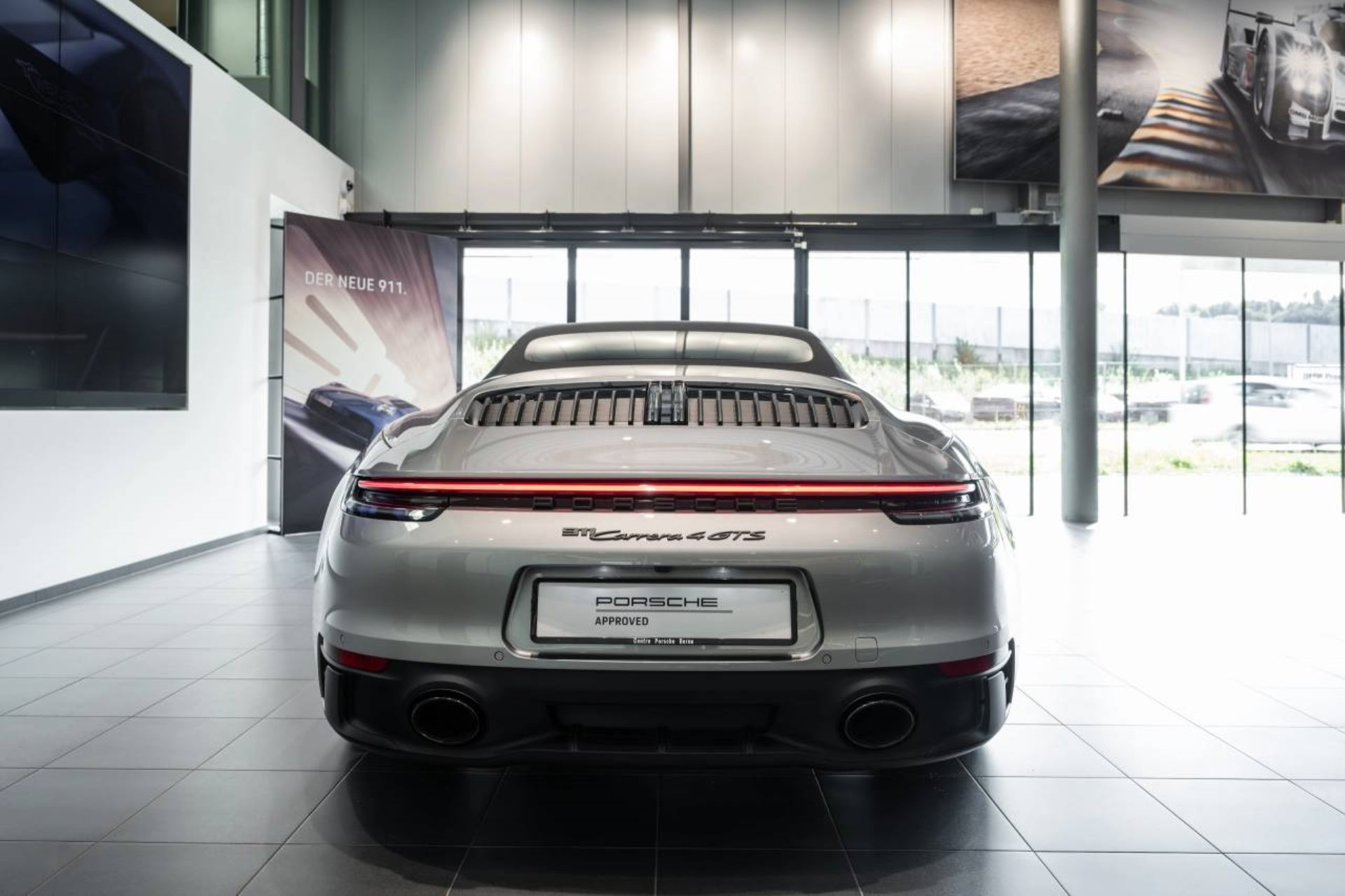 PORSCHE 911 Carrera 4 GTS Cabriolet-image-13