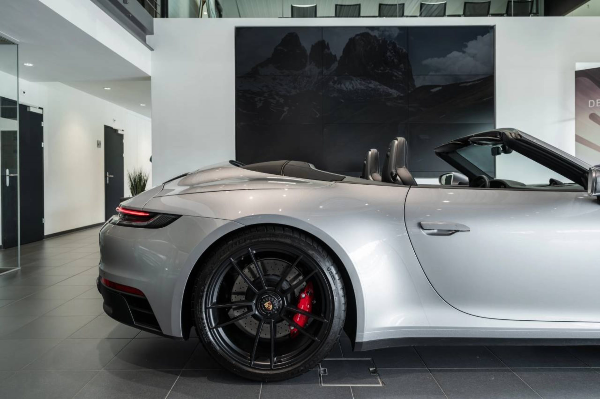 PORSCHE 911 Carrera 4 GTS Cabriolet-image-17