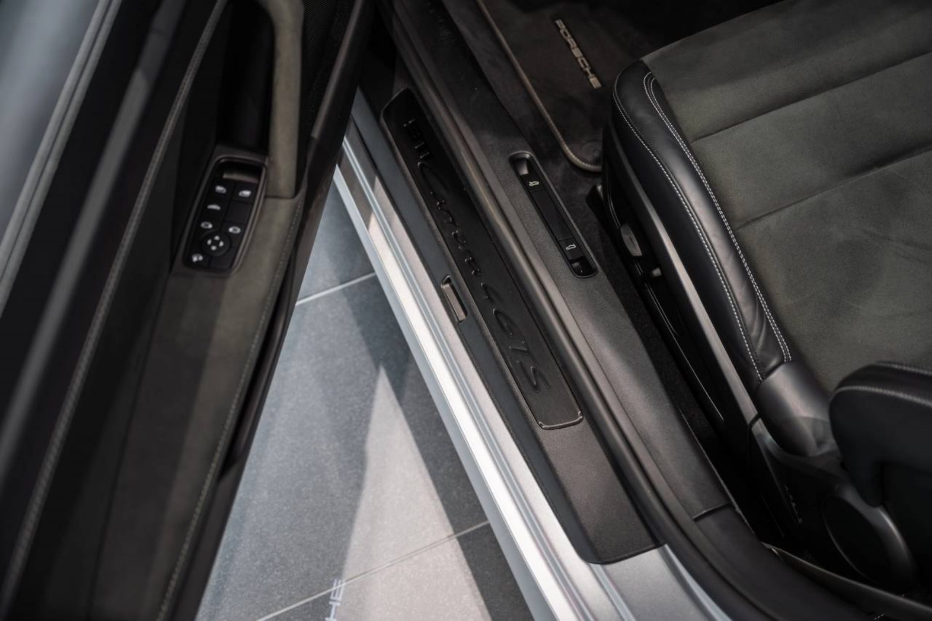 PORSCHE 911 Carrera 4 GTS Cabriolet-image-27
