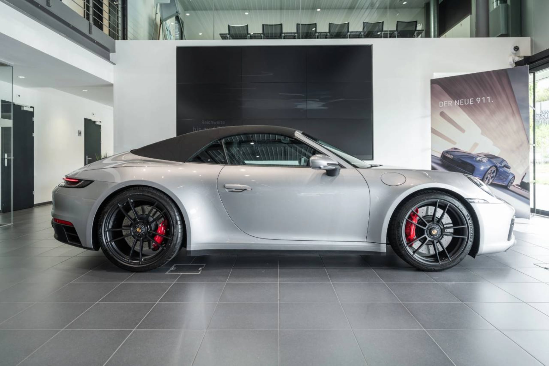 PORSCHE 911 Carrera 4 GTS Cabriolet-image-11