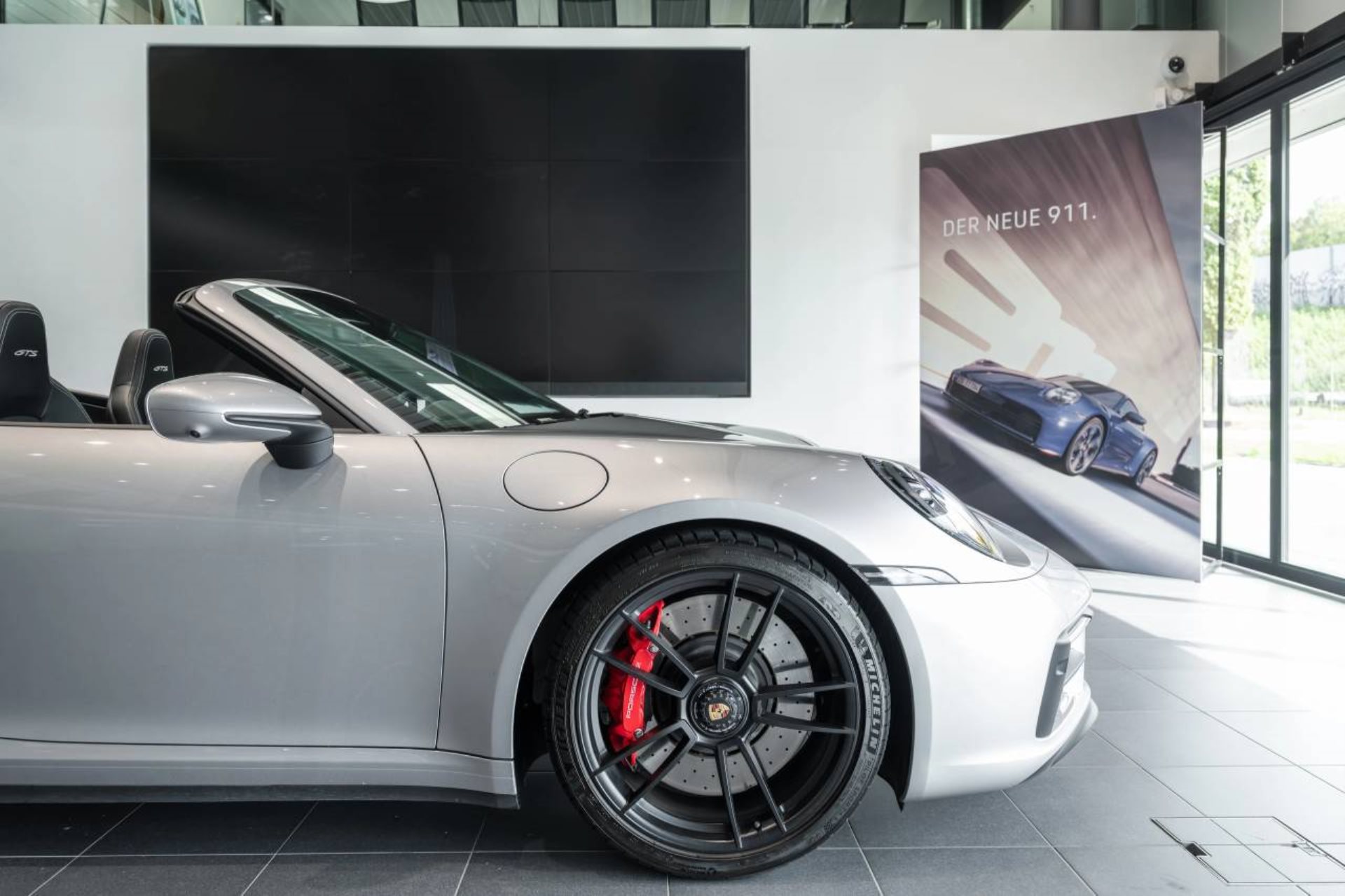 PORSCHE 911 Carrera 4 GTS Cabriolet-image-18