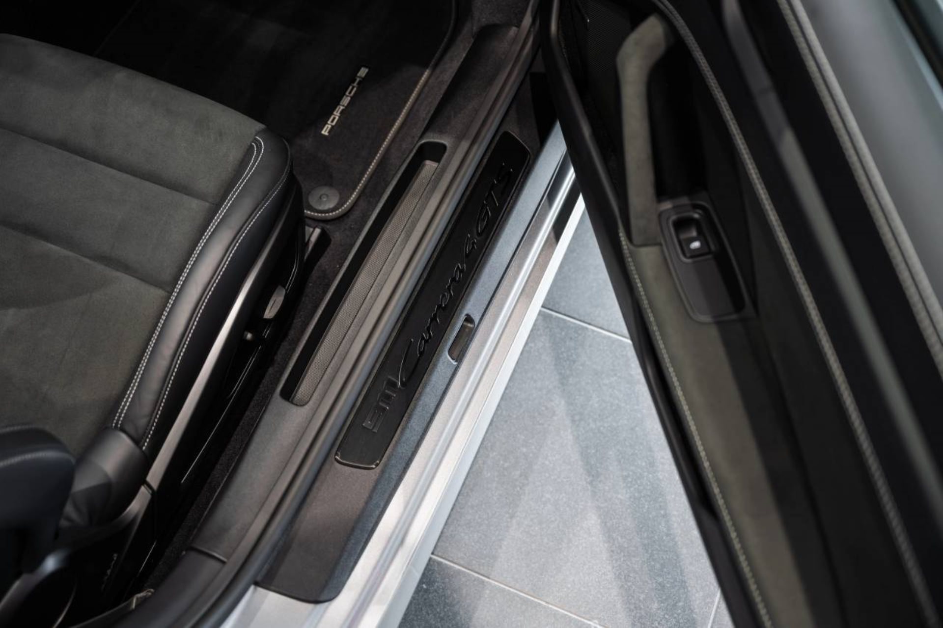 PORSCHE 911 Carrera 4 GTS Cabriolet-image-29