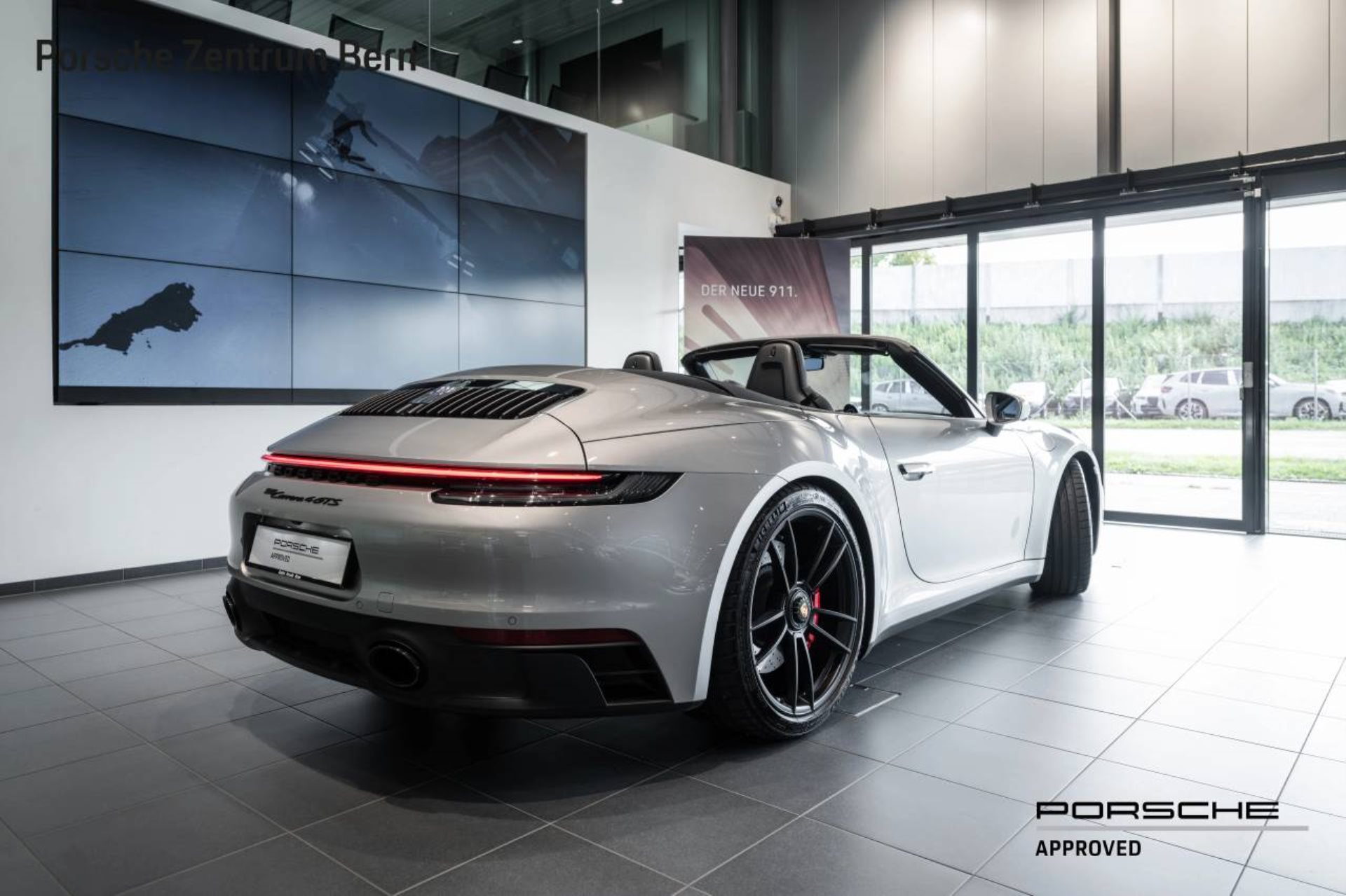PORSCHE 911 Carrera 4 GTS Cabriolet-image-2