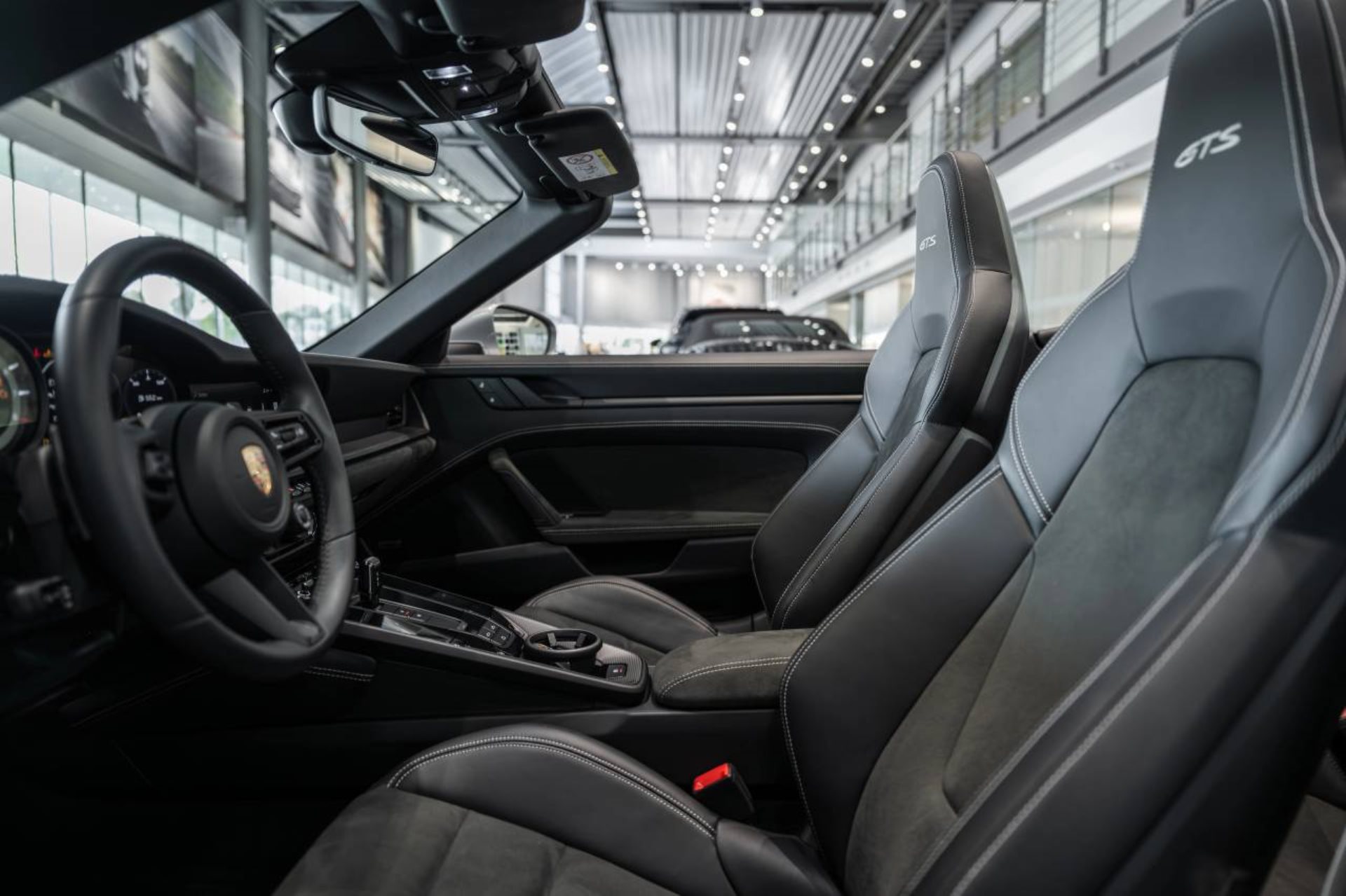 PORSCHE 911 Carrera 4 GTS Cabriolet-image-3