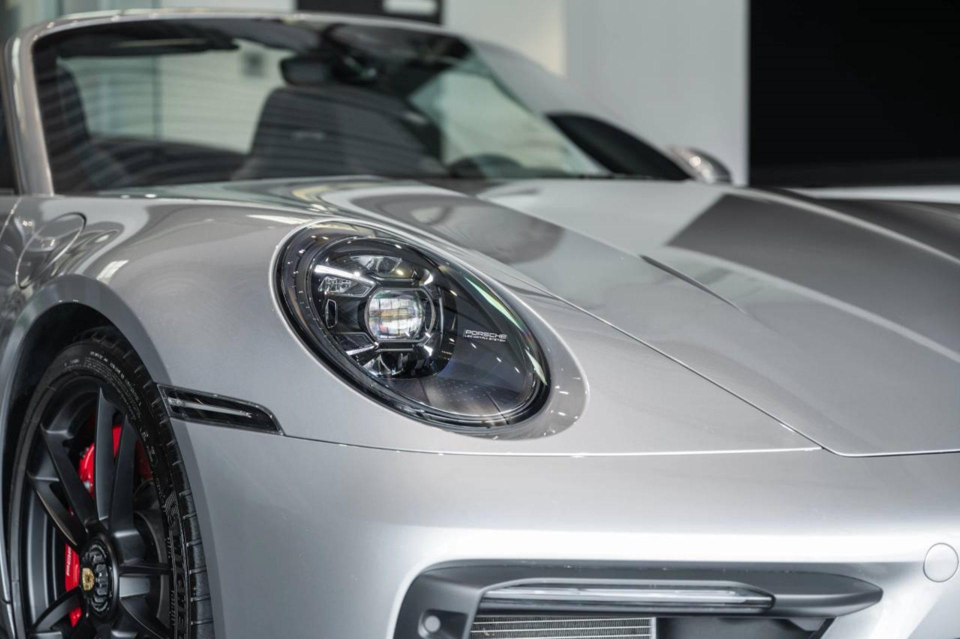 PORSCHE 911 Carrera 4 GTS Cabriolet-image-30