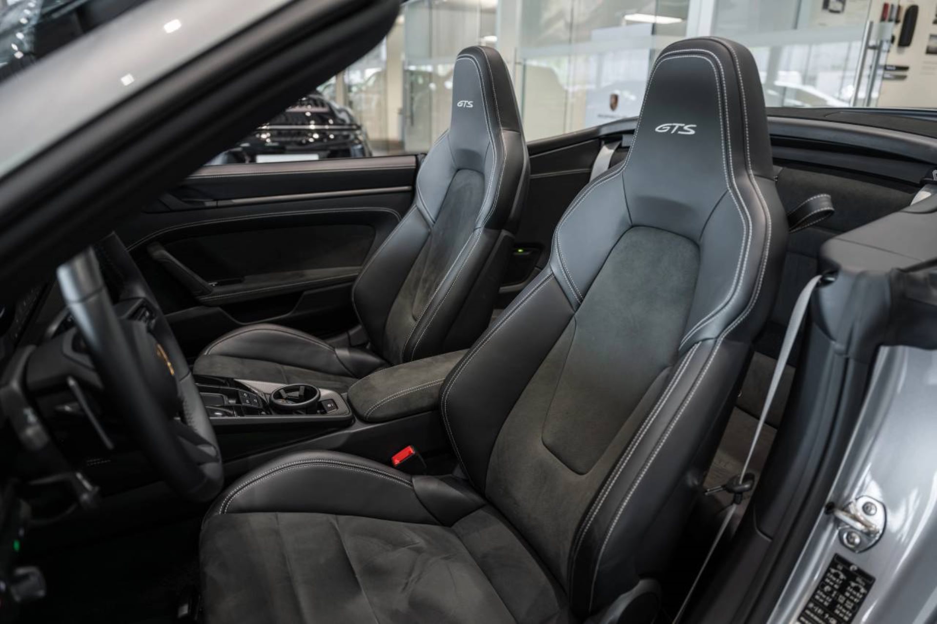 PORSCHE 911 Carrera 4 GTS Cabriolet-image-4