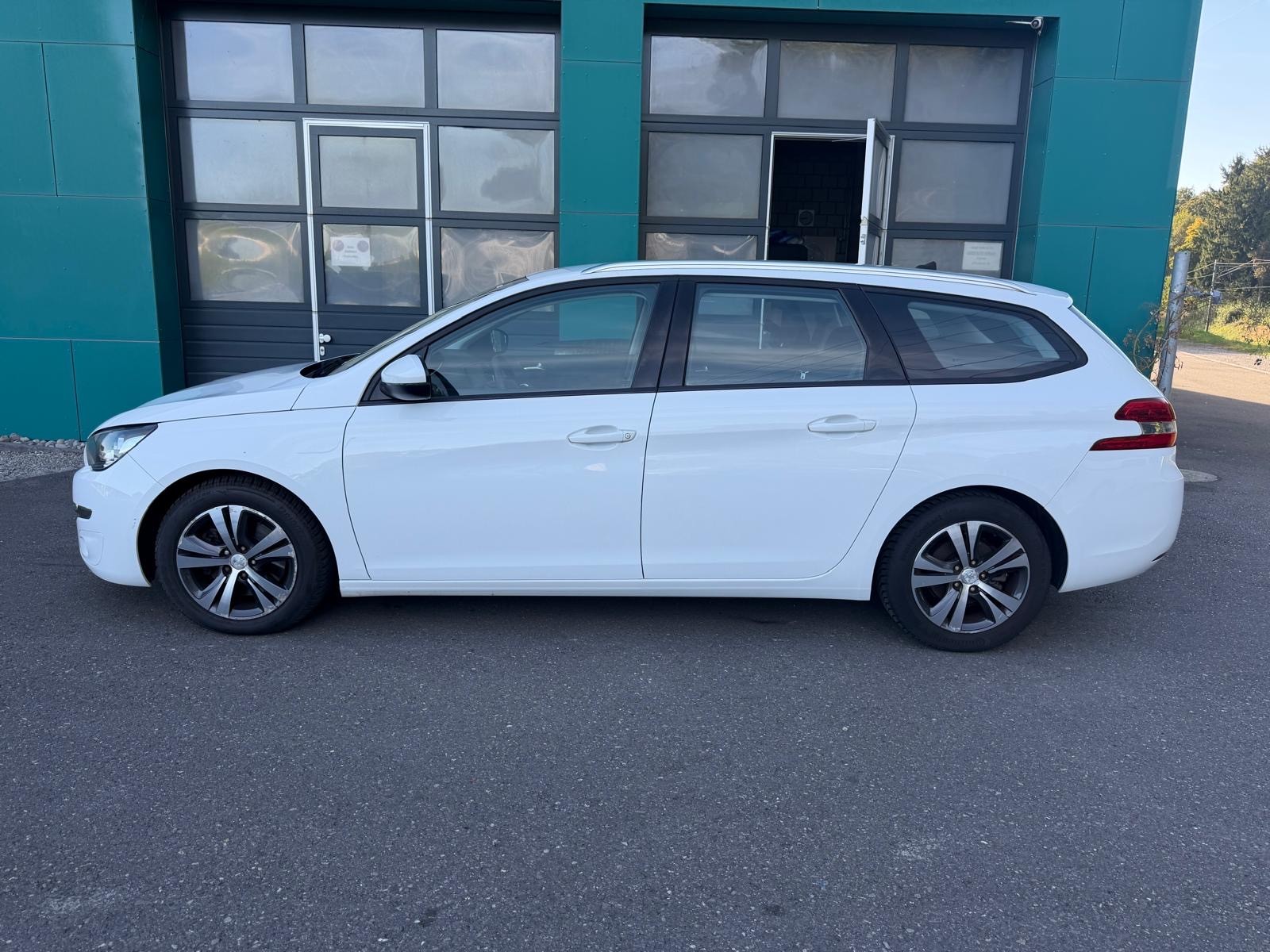 PEUGEOT 308 SW 2.0 BlueHDI Business Automatic-image-3