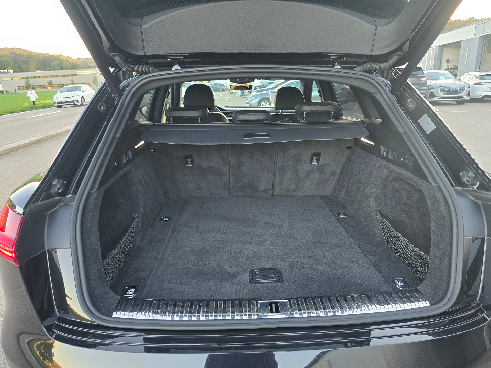 AUDI e-tron 50 Advanced quattro-image-8