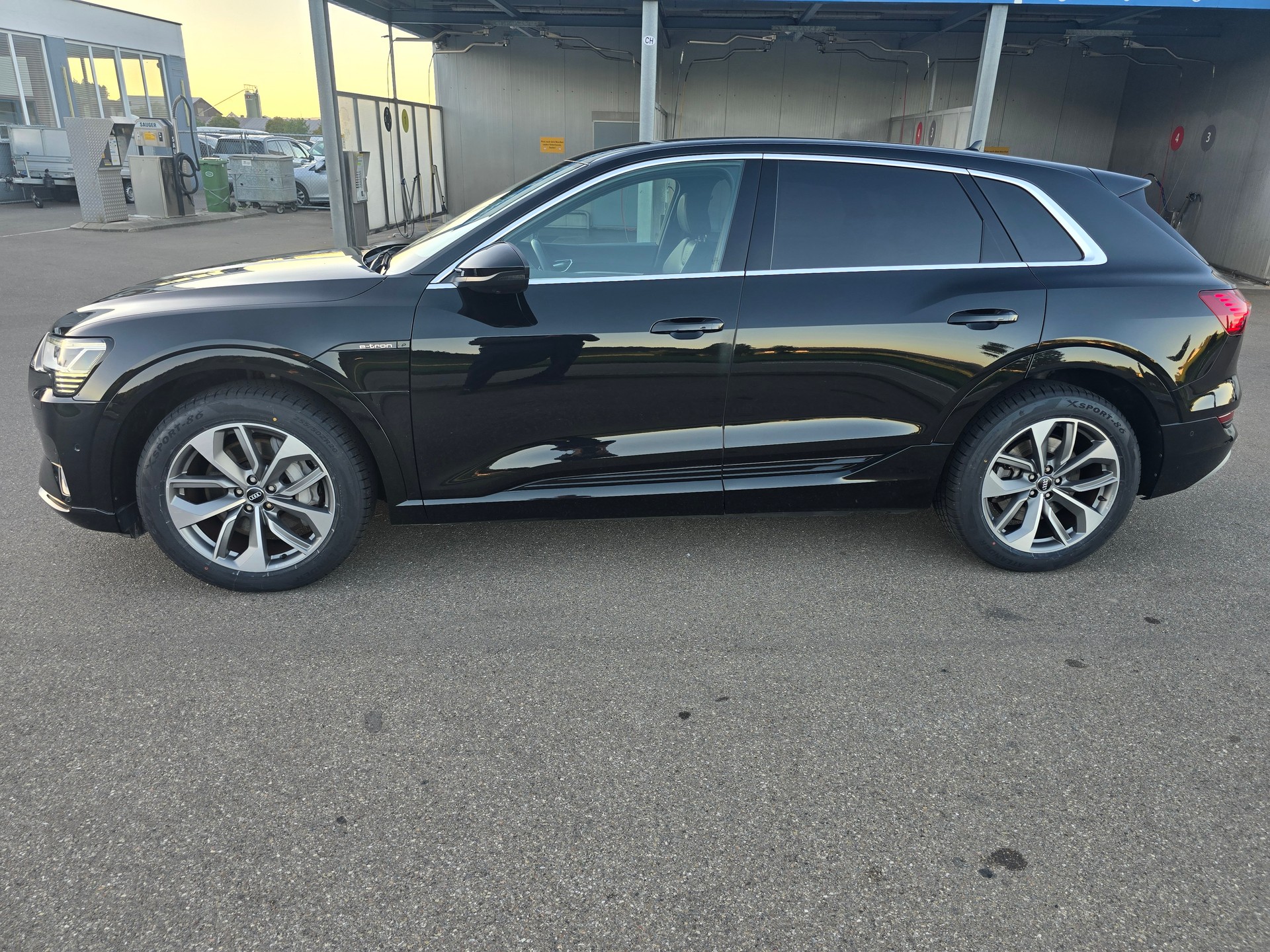 AUDI e-tron 50 Advanced quattro-image-1