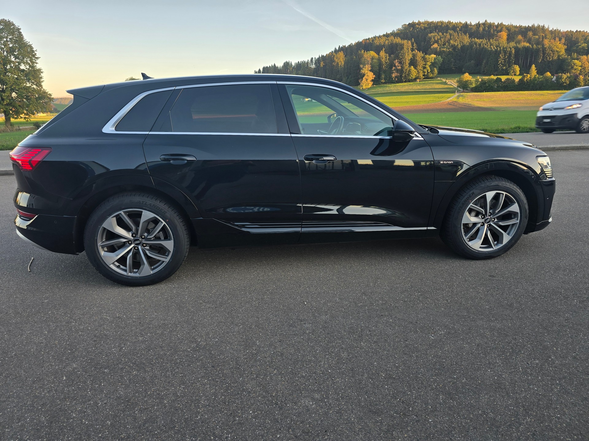 AUDI e-tron 50 Advanced quattro-image-4