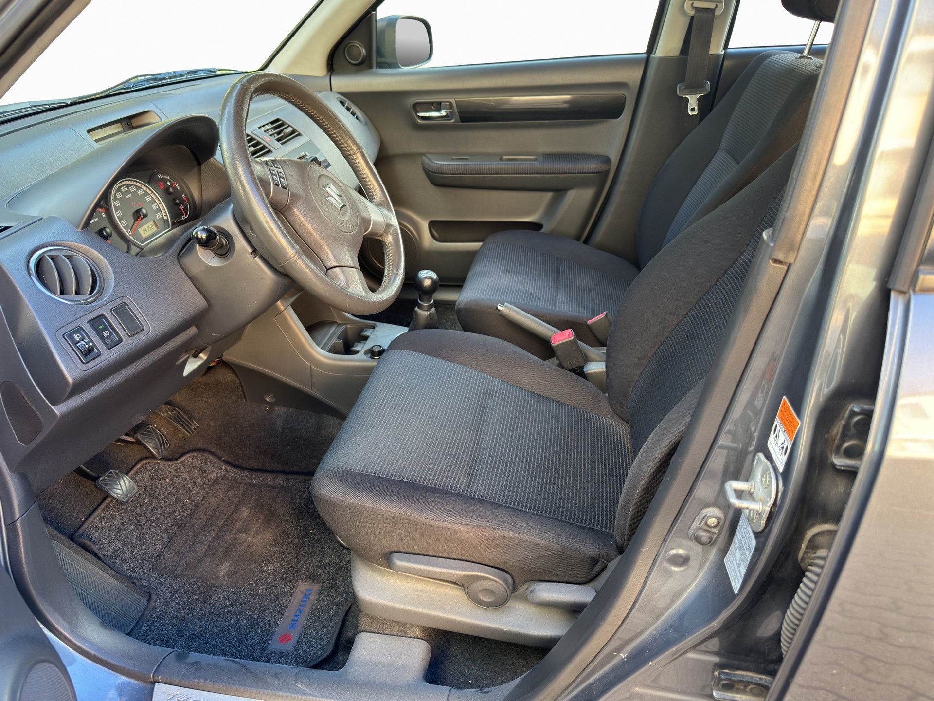 SUZUKI Swift 1.3i 16V GL Top Piz Sulai LE 4x4-image-8