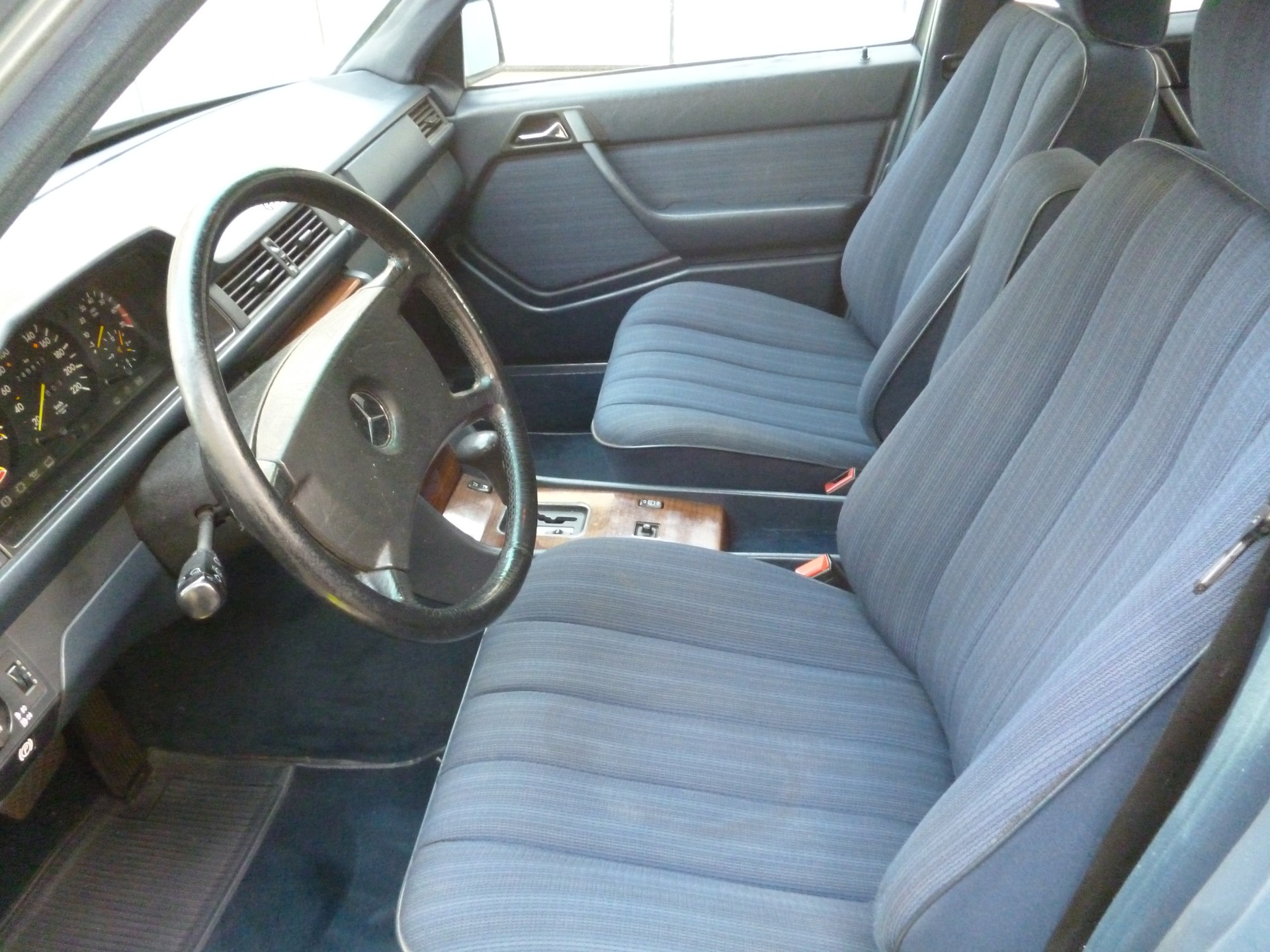 MERCEDES-BENZ 230 E-image-3