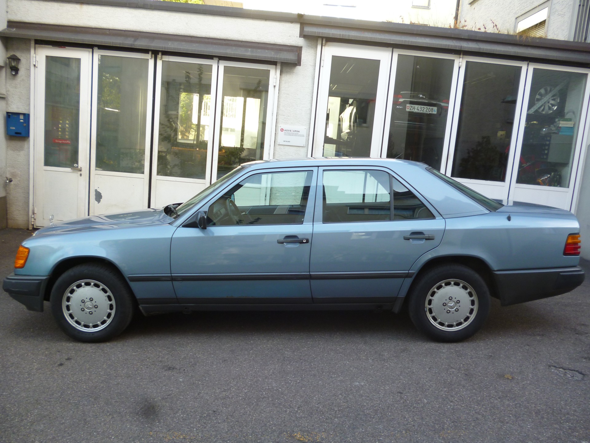 MERCEDES-BENZ 230 E-image-5