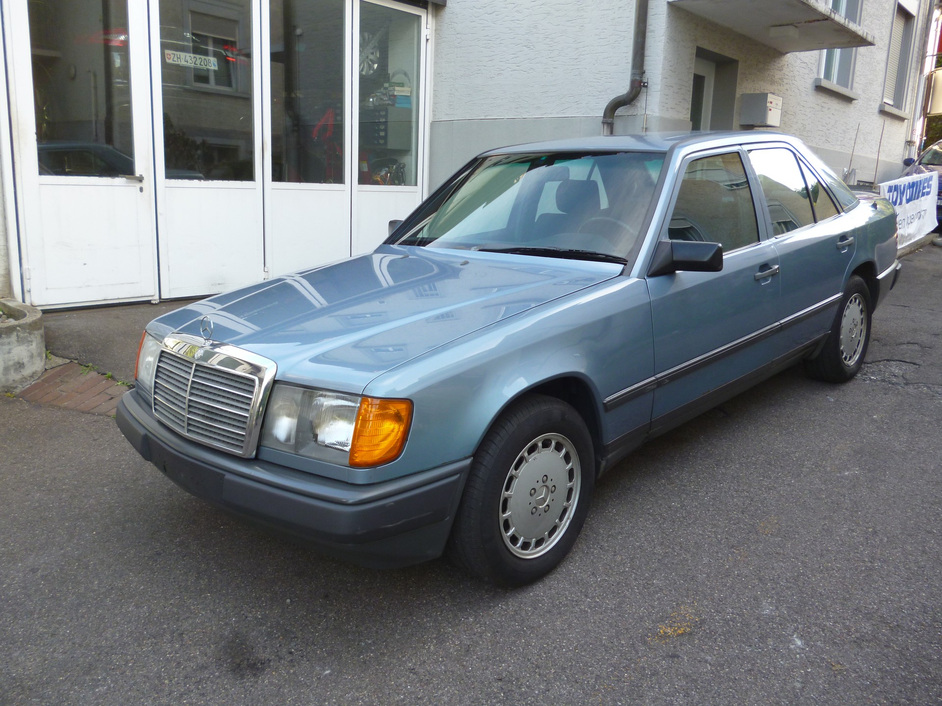 MERCEDES-BENZ 230 E-image-1