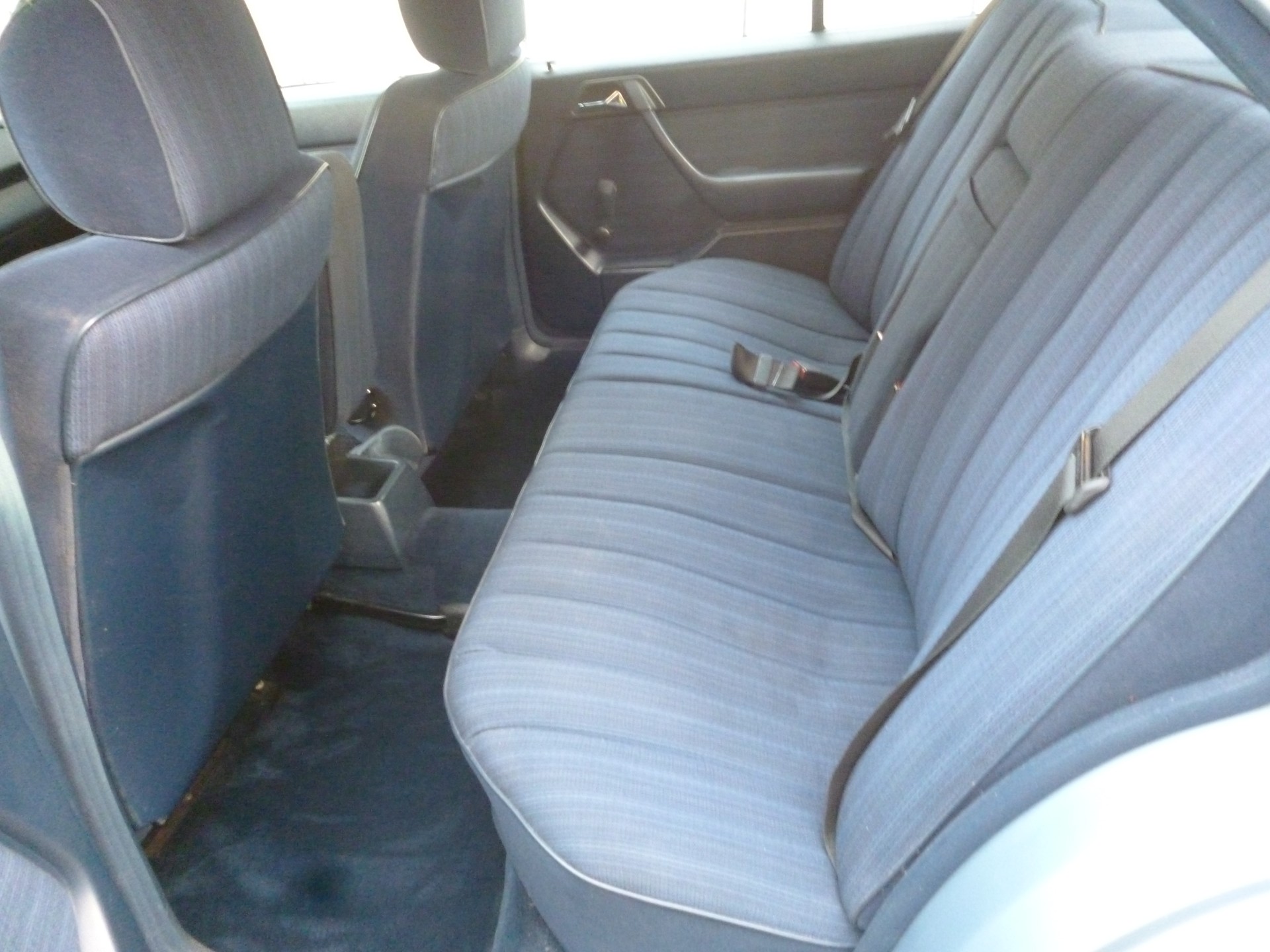 MERCEDES-BENZ 230 E-image-4