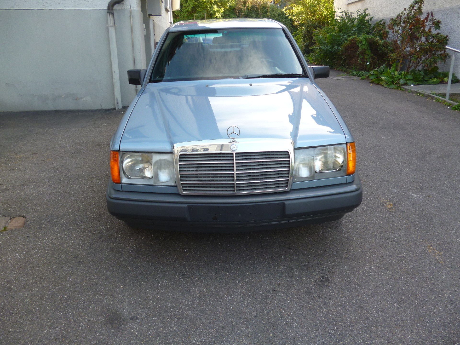 MERCEDES-BENZ 230 E-image-0