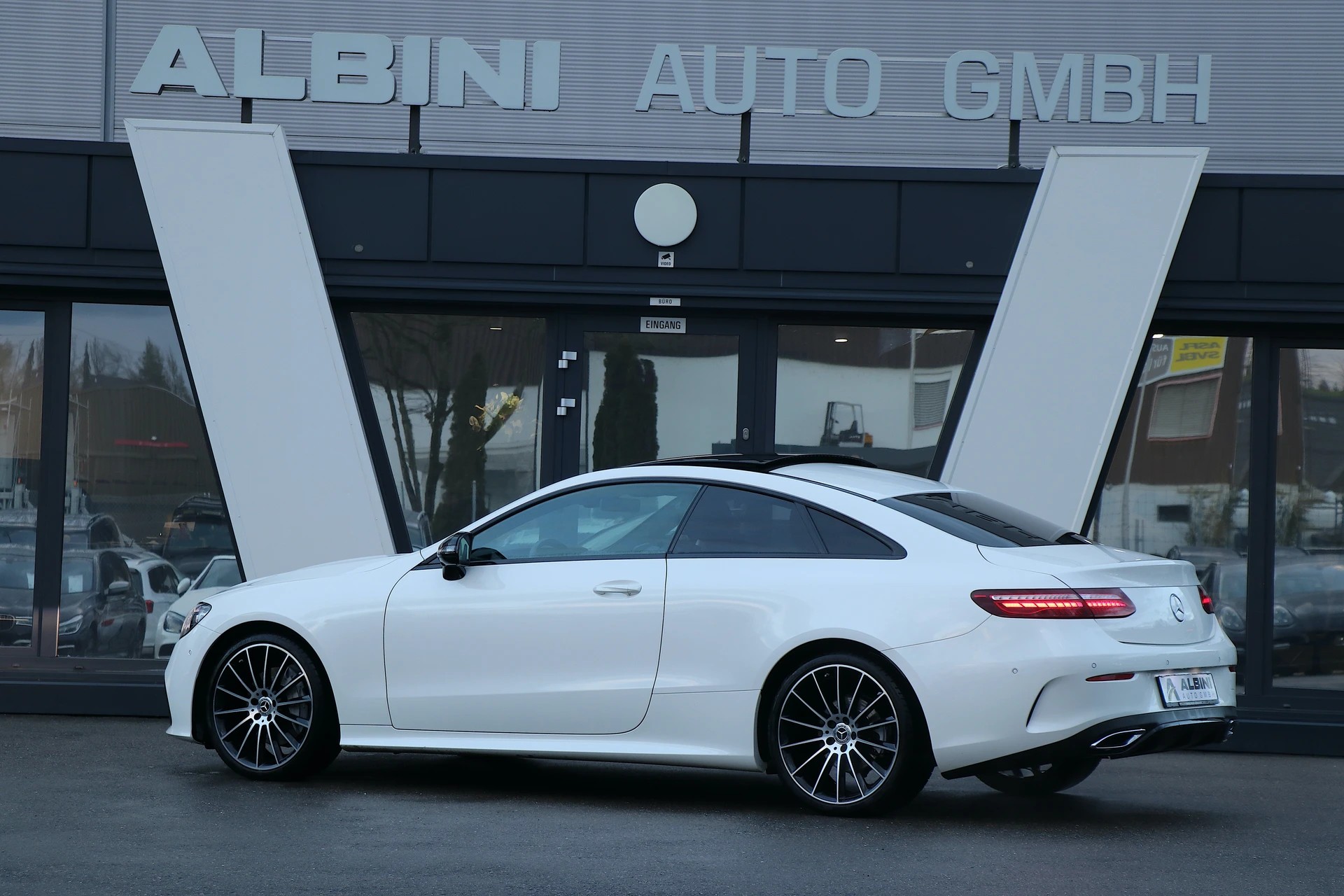 MERCEDES-BENZ E 220 d Coupé AMG Line *DIAMANTWEISS* 9G-Tronic-image-3