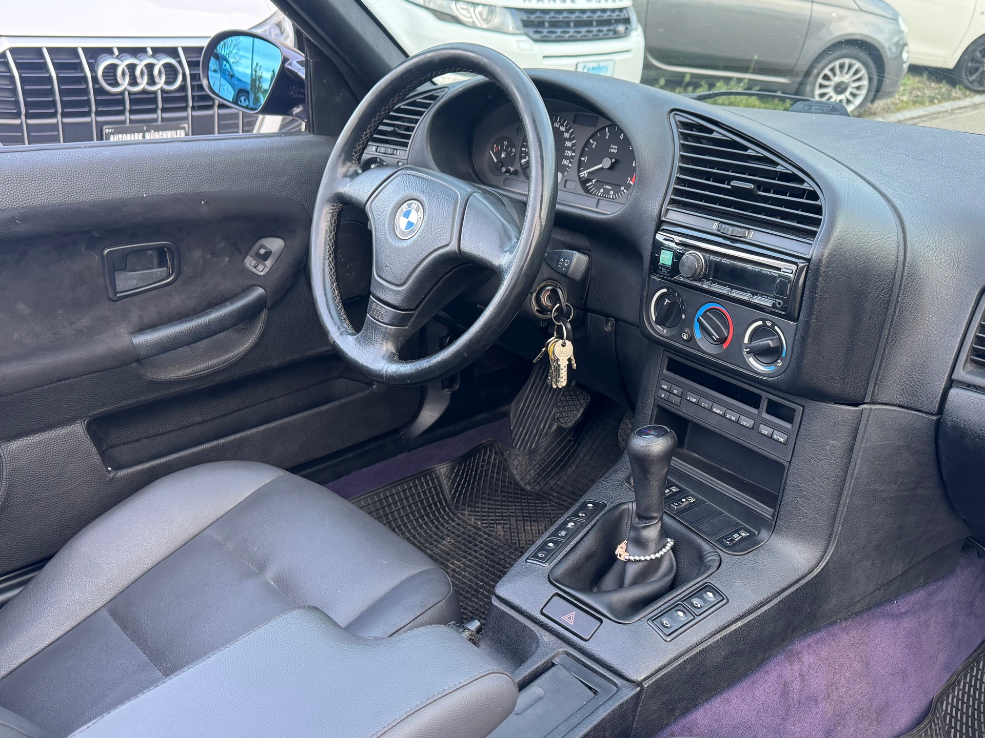 BMW 325i Cabrio-image-6