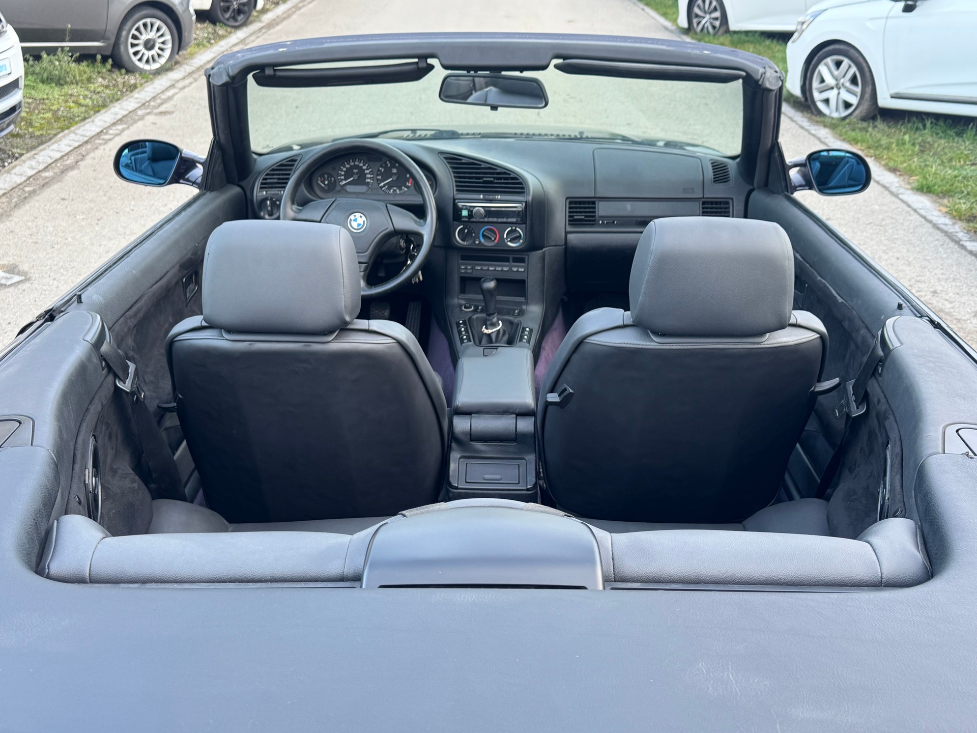 BMW 325i Cabrio-image-10
