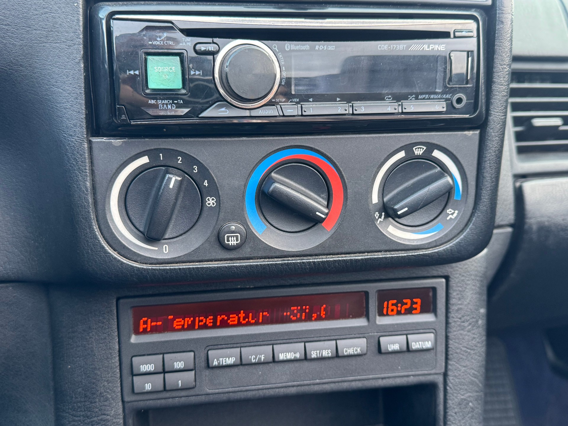 BMW 325i Cabrio-image-12