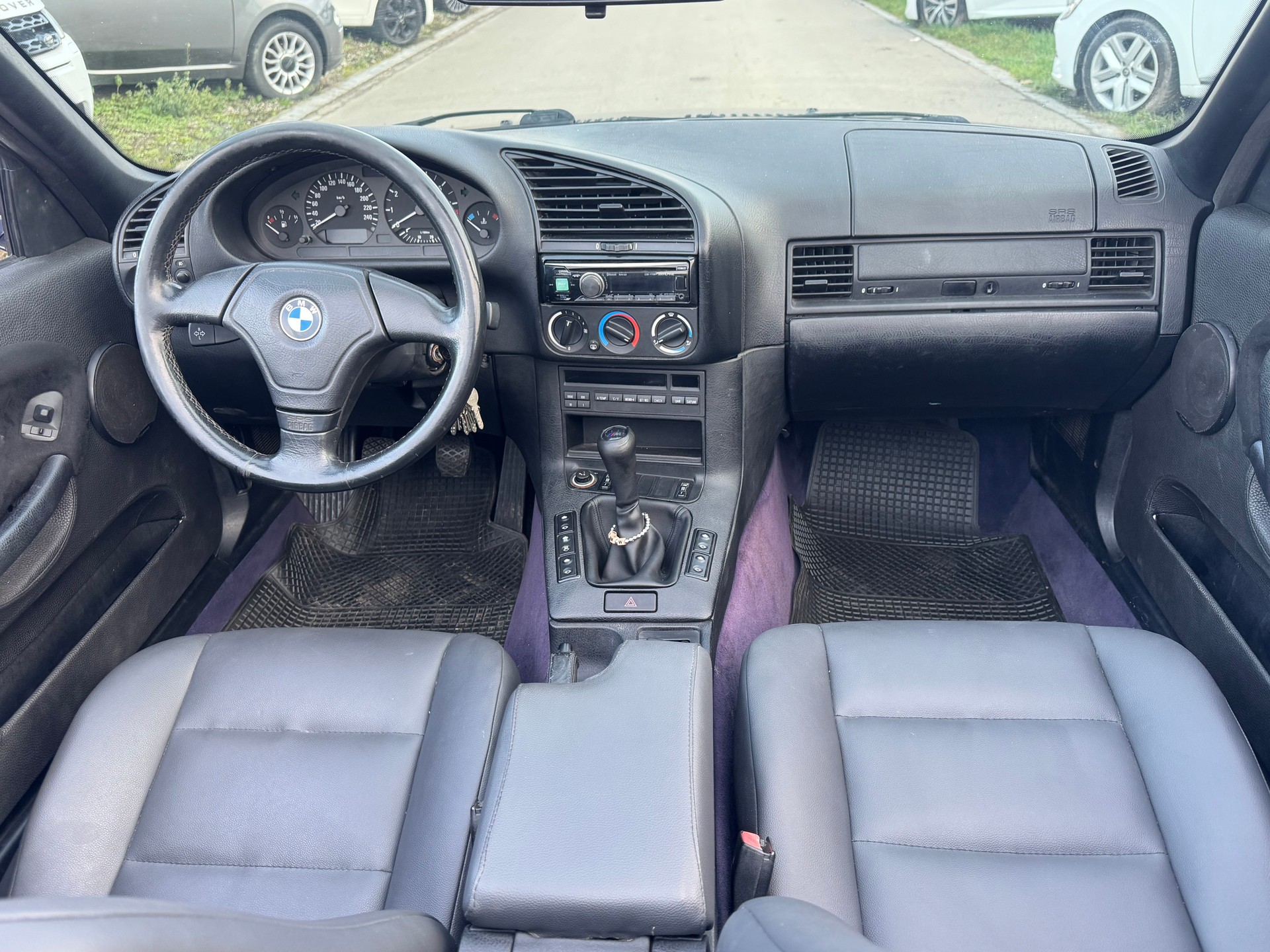 BMW 325i Cabrio-image-7