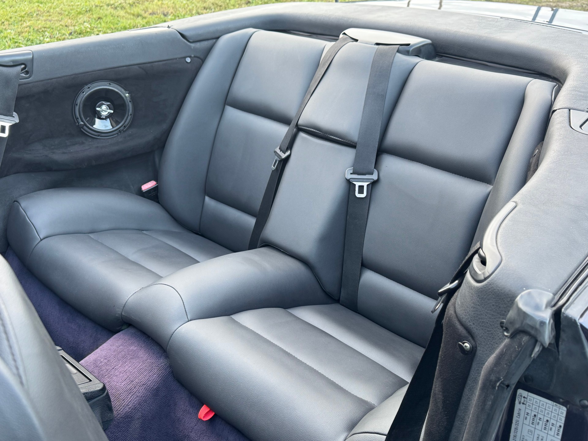 BMW 325i Cabrio-image-9