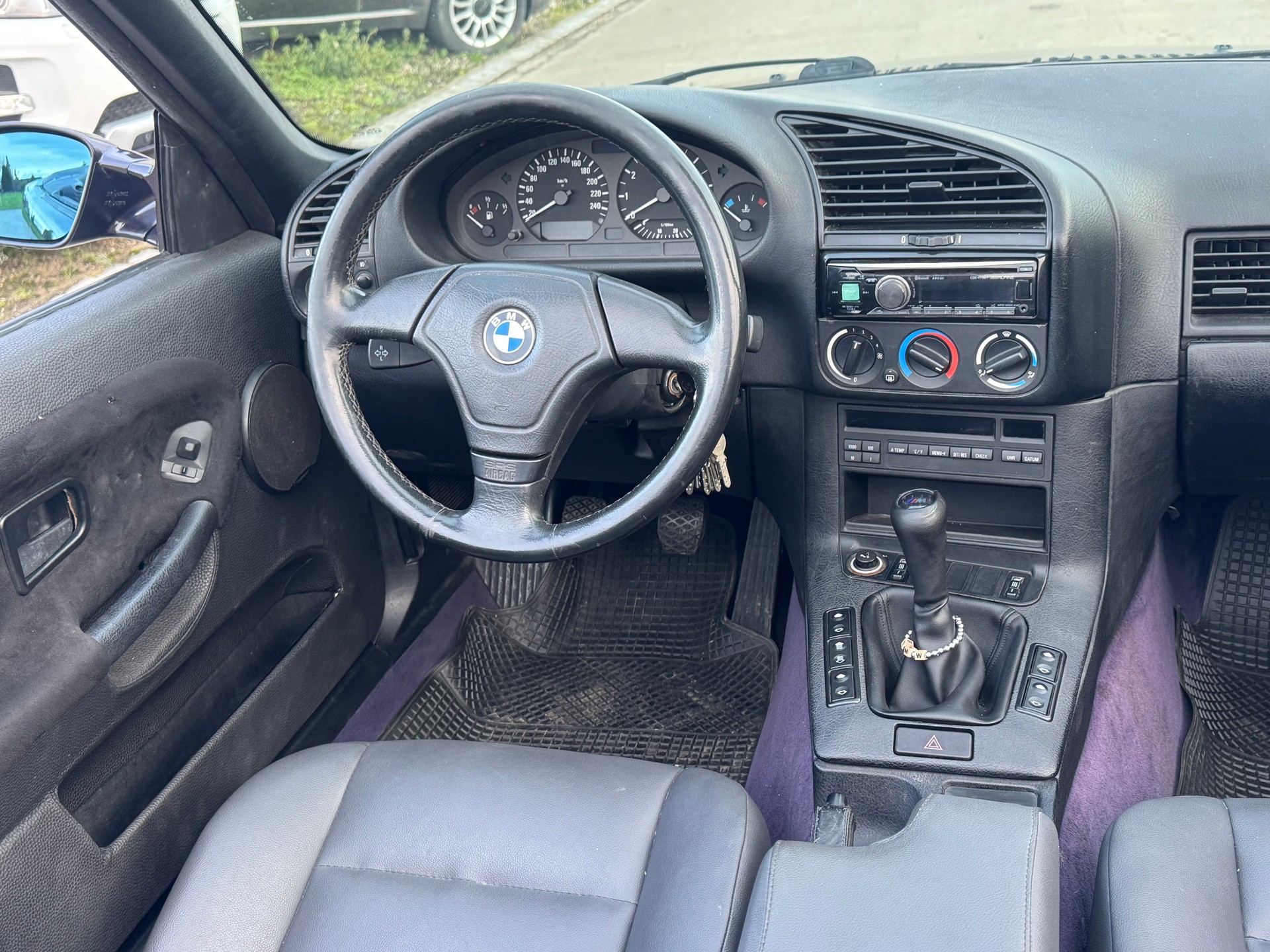 BMW 325i Cabrio-image-8