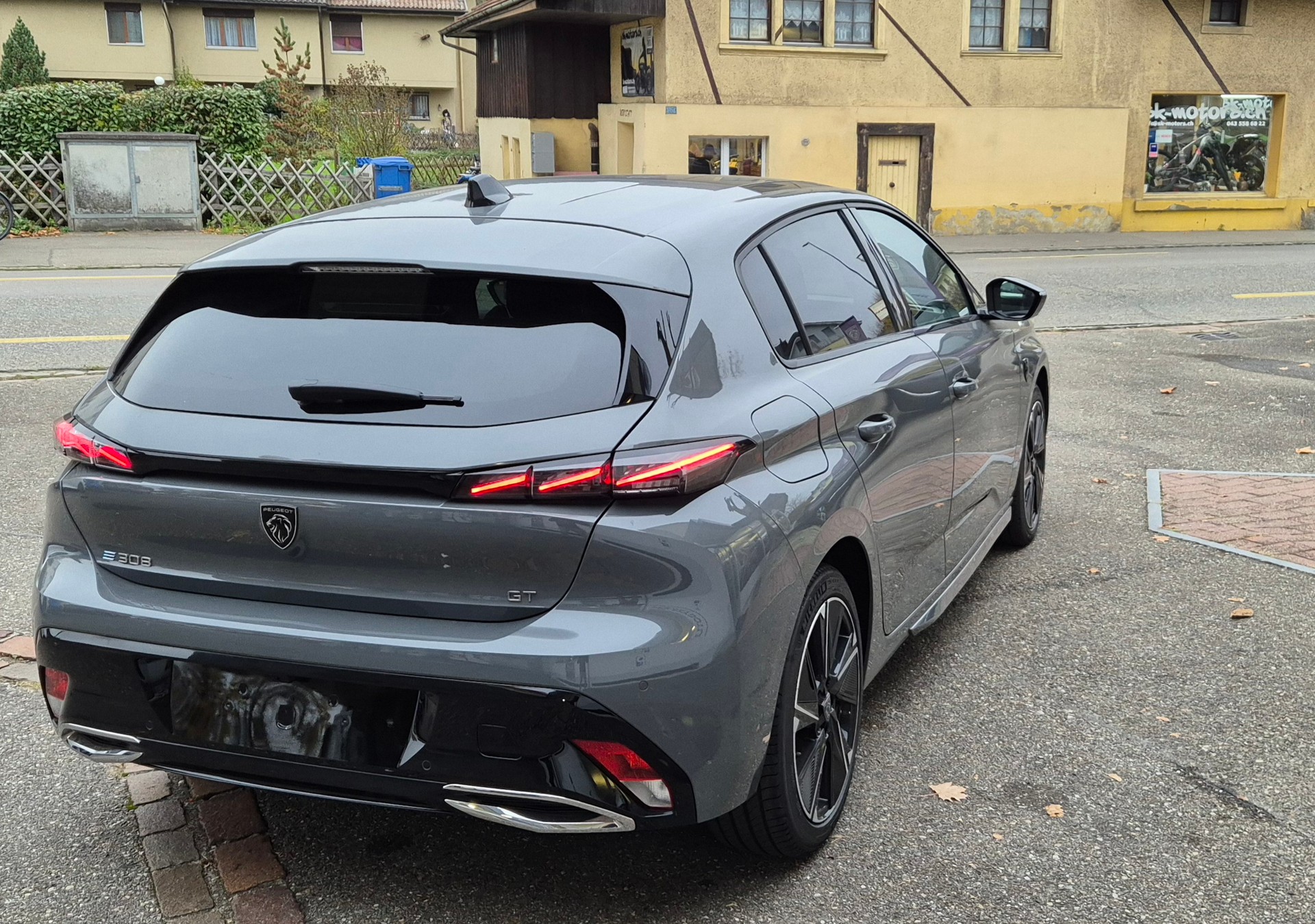 PEUGEOT 308 1.6 PHEV 195 GT SwissPrime Helvetia-image-4