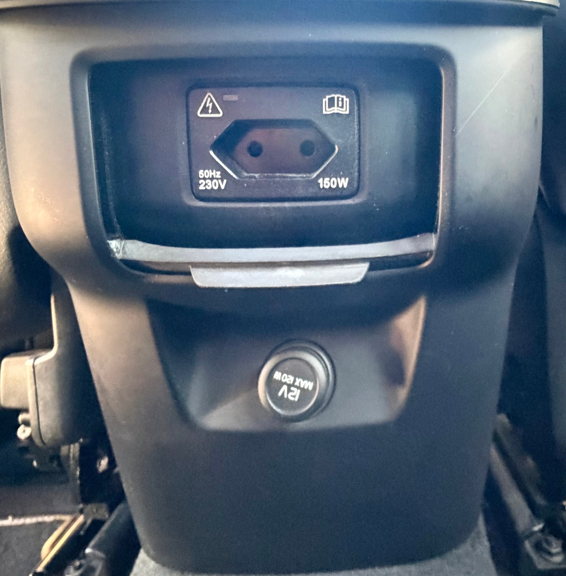 VOLVO XC60 D4 AWD R-Design Geartronic-image-21