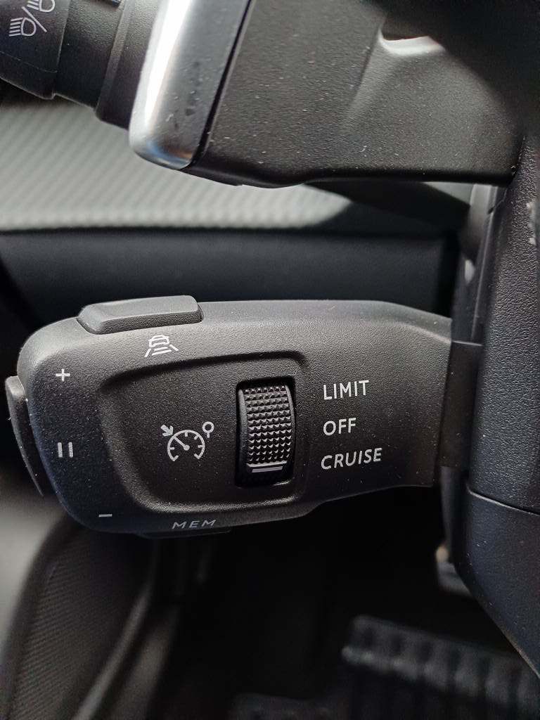 PEUGEOT 2008 1.2 Hybrid 145 GT-image-8