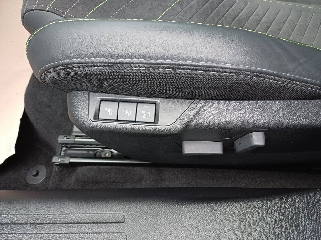 PEUGEOT 2008 1.2 Hybrid 145 GT-image-6