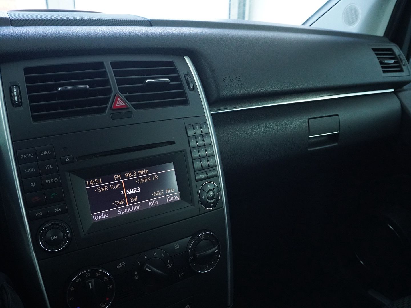 MERCEDES-BENZ B 180 Selection Autotronic-image-6