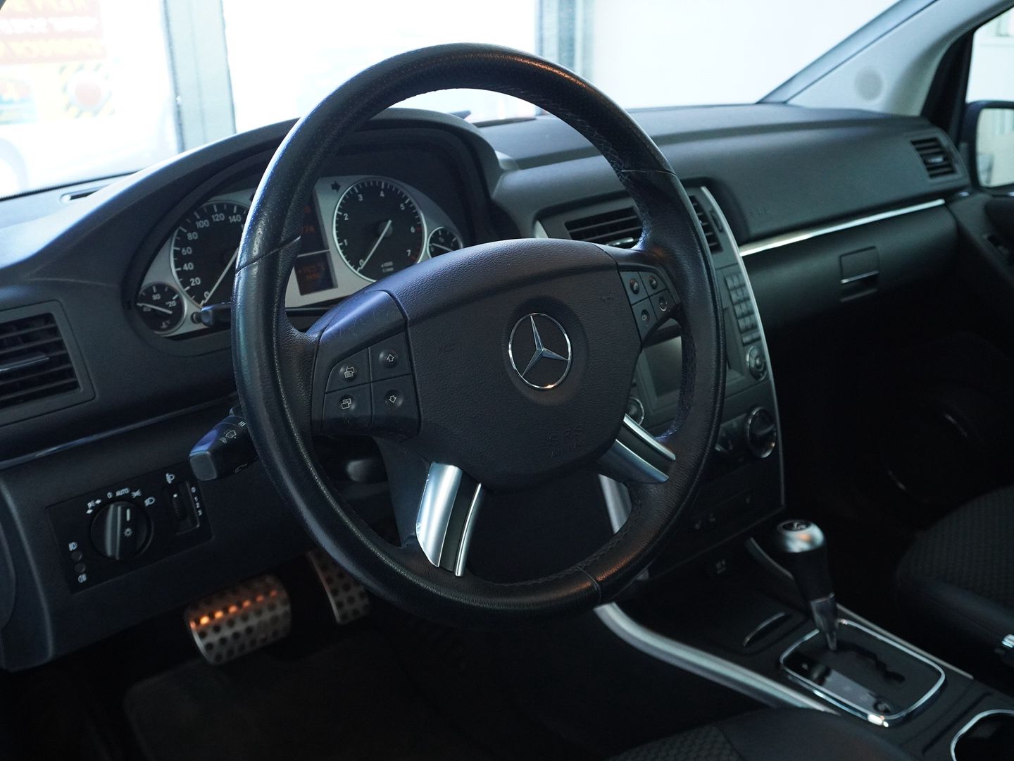 MERCEDES-BENZ B 180 Selection Autotronic-image-2
