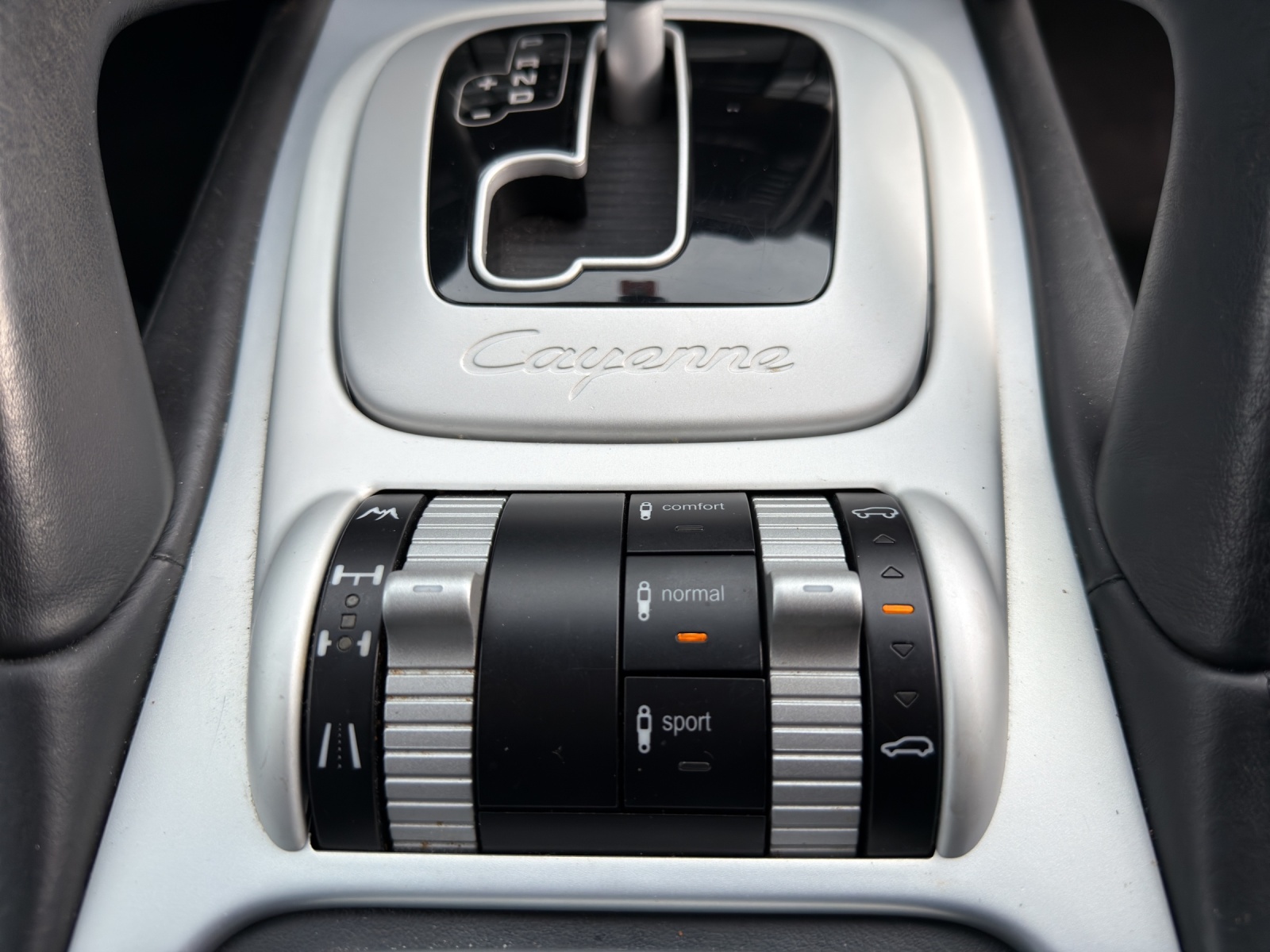 PORSCHE Cayenne Turbo S-image-15