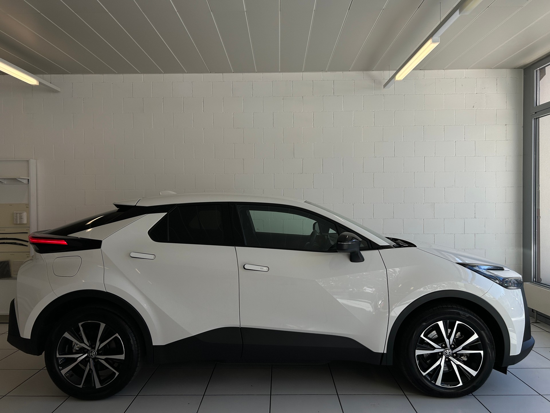 TOYOTA C-HR 2.0 PHEV CVT Trend-image-4
