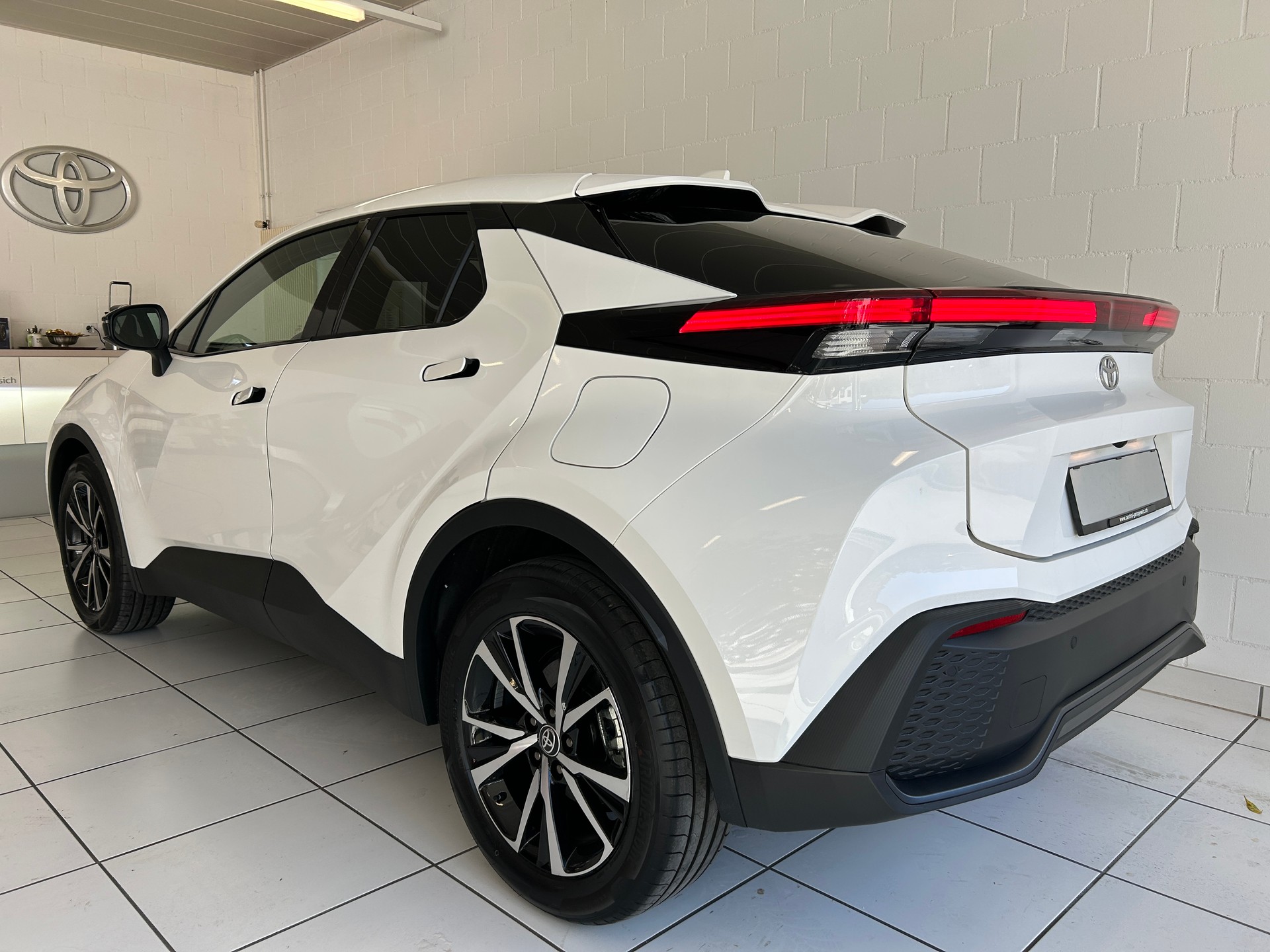 TOYOTA C-HR 2.0 PHEV CVT Trend-image-2