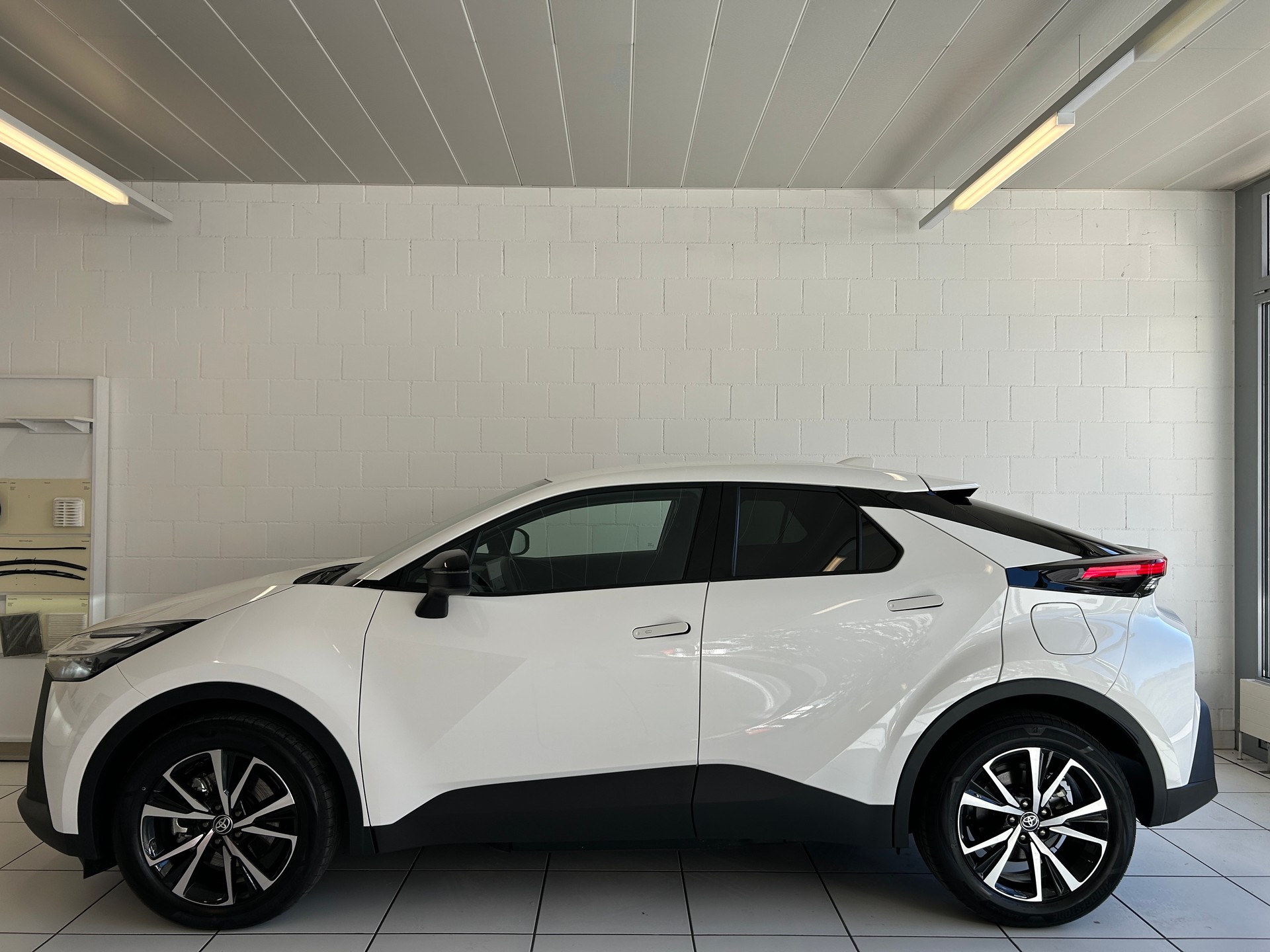 TOYOTA C-HR 2.0 PHEV CVT Trend-image-1