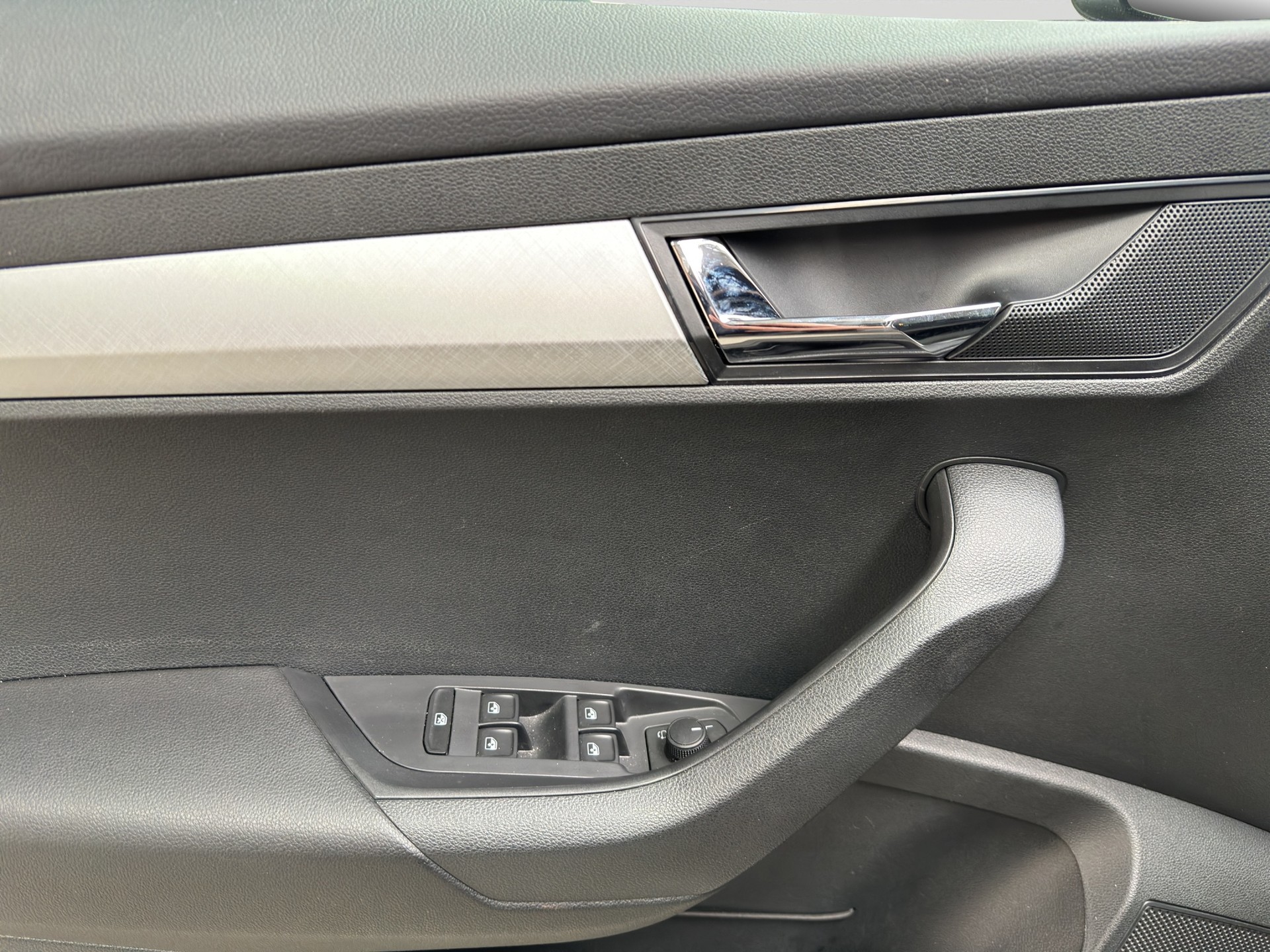 SKODA Karoq 1.5 TSI Selection DSG-image-8