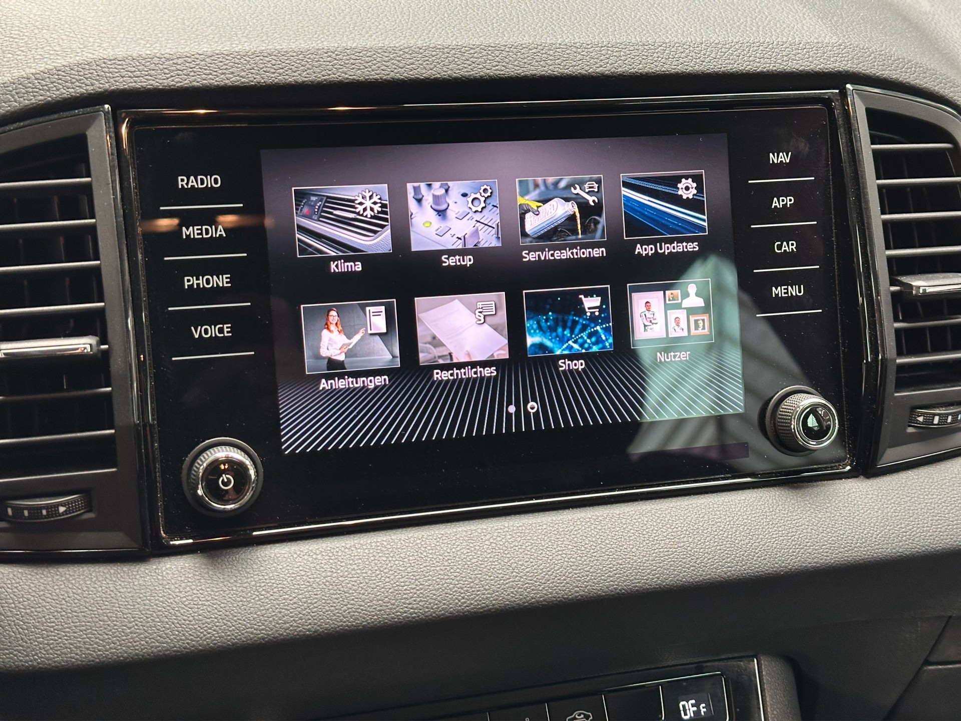 SKODA Karoq 1.5 TSI Selection DSG-image-11