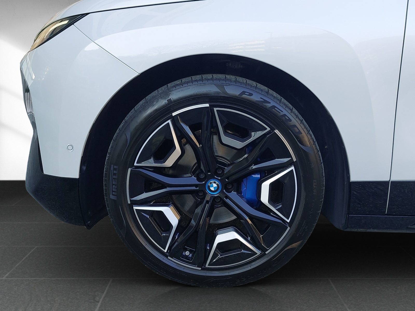 BMW iX xDrive40 Launch Edition-image-8
