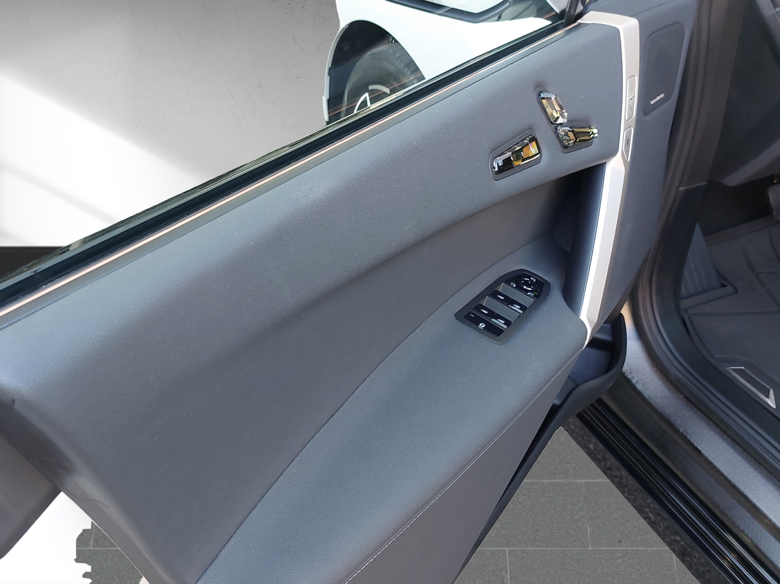 BMW iX xDrive40 Launch Edition-image-14