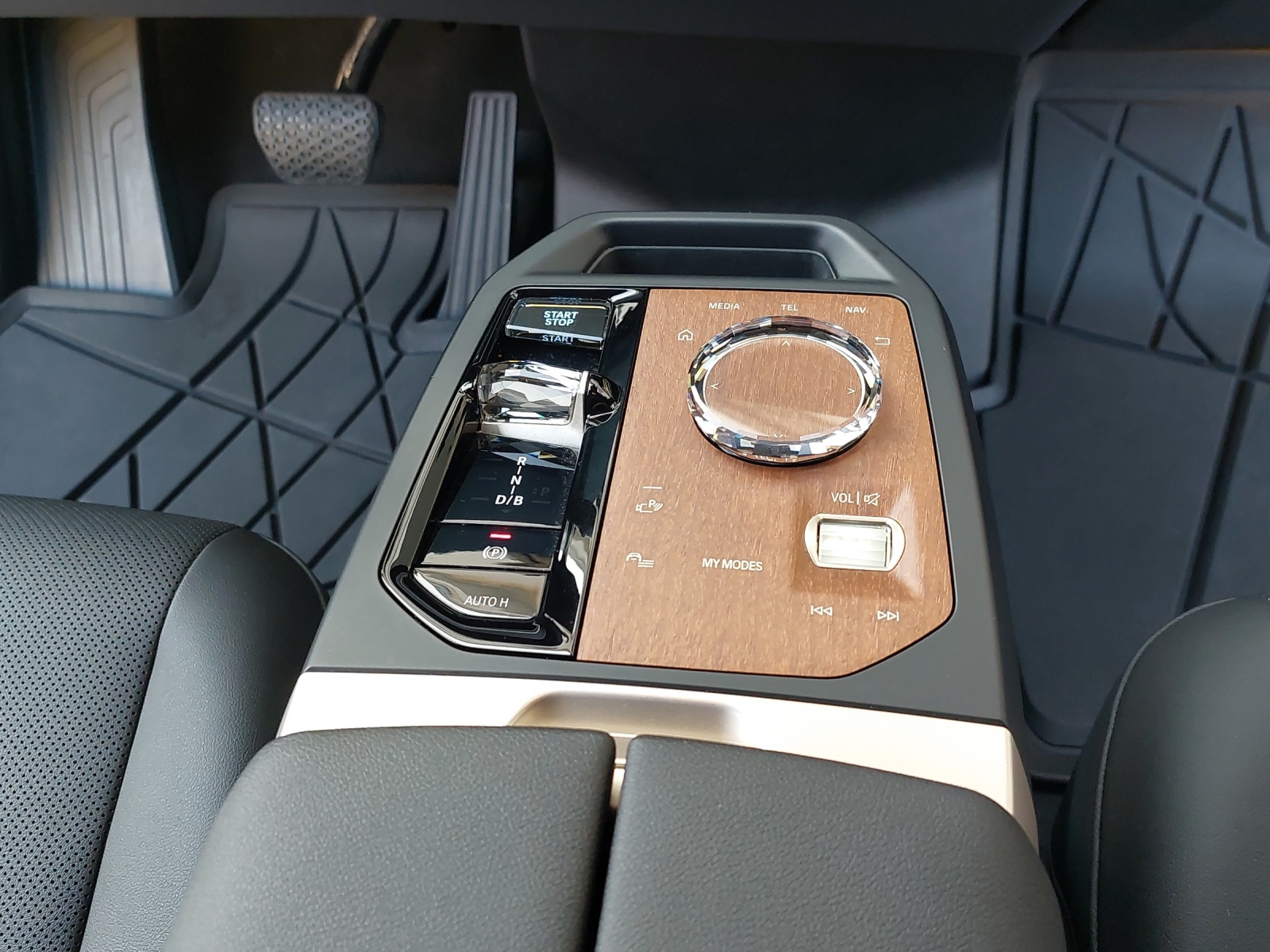BMW iX xDrive40 Launch Edition-image-18
