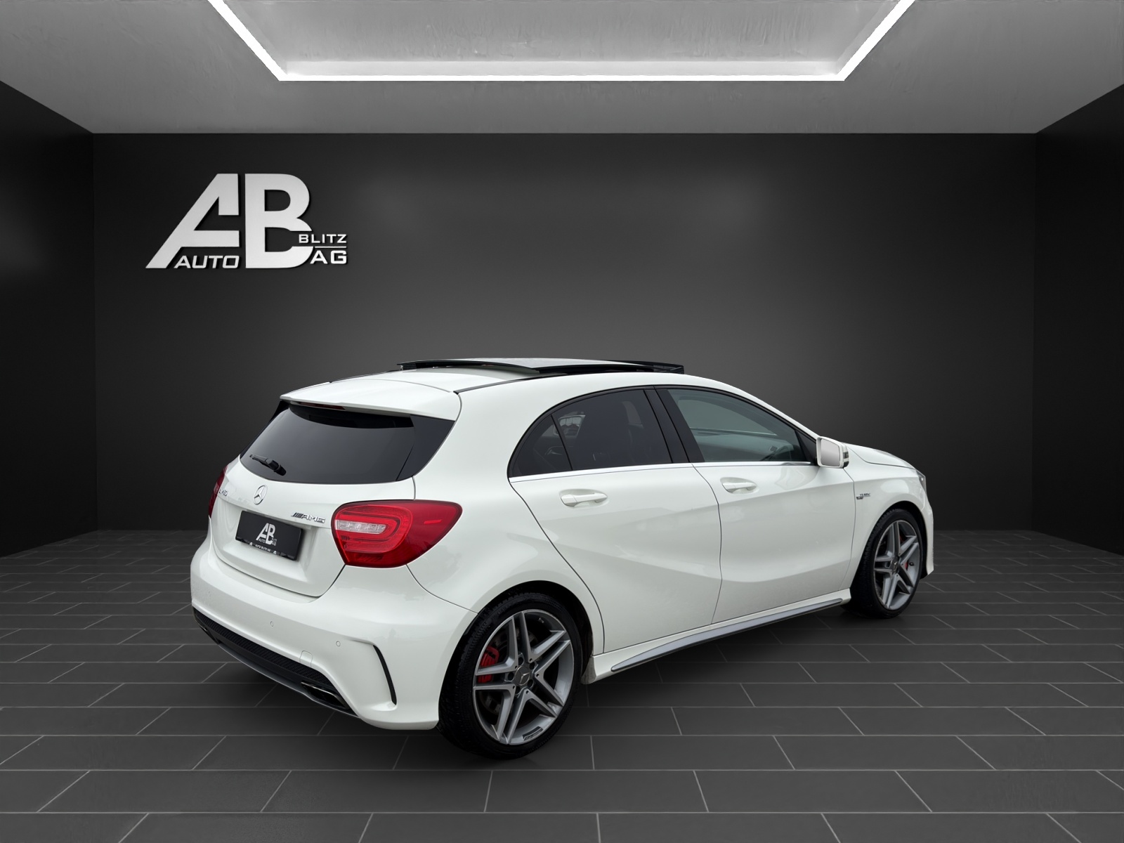 MERCEDES-BENZ A 45 AMG 4Matic Speedshift 7G-DCT * Perlmuttweiss *-image-4