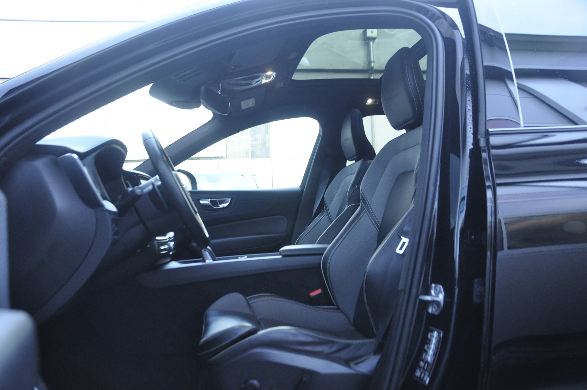 VOLVO XC60 T8 eAWD R-Design Geartronic-image-4
