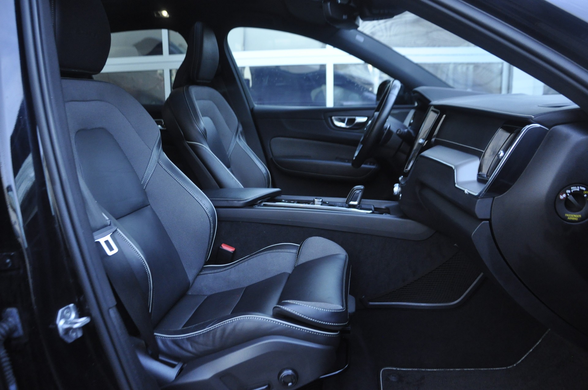 VOLVO XC60 T8 eAWD R-Design Geartronic-image-6